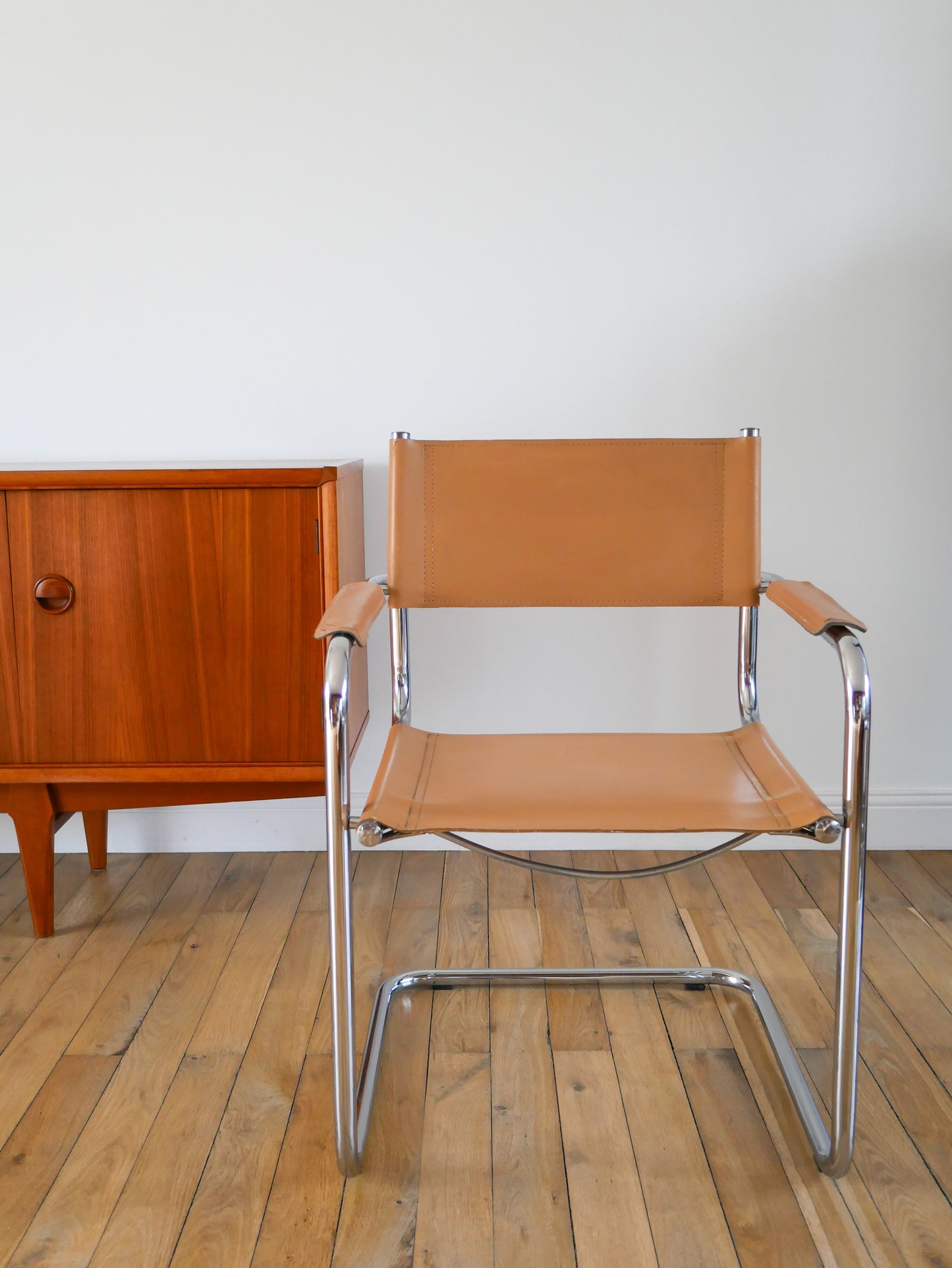 Fauteuil tubulaire en croute de cuir Cantilever beige et chrome dans le goût de Mart Stam & Marcel Breuer s34, 1970