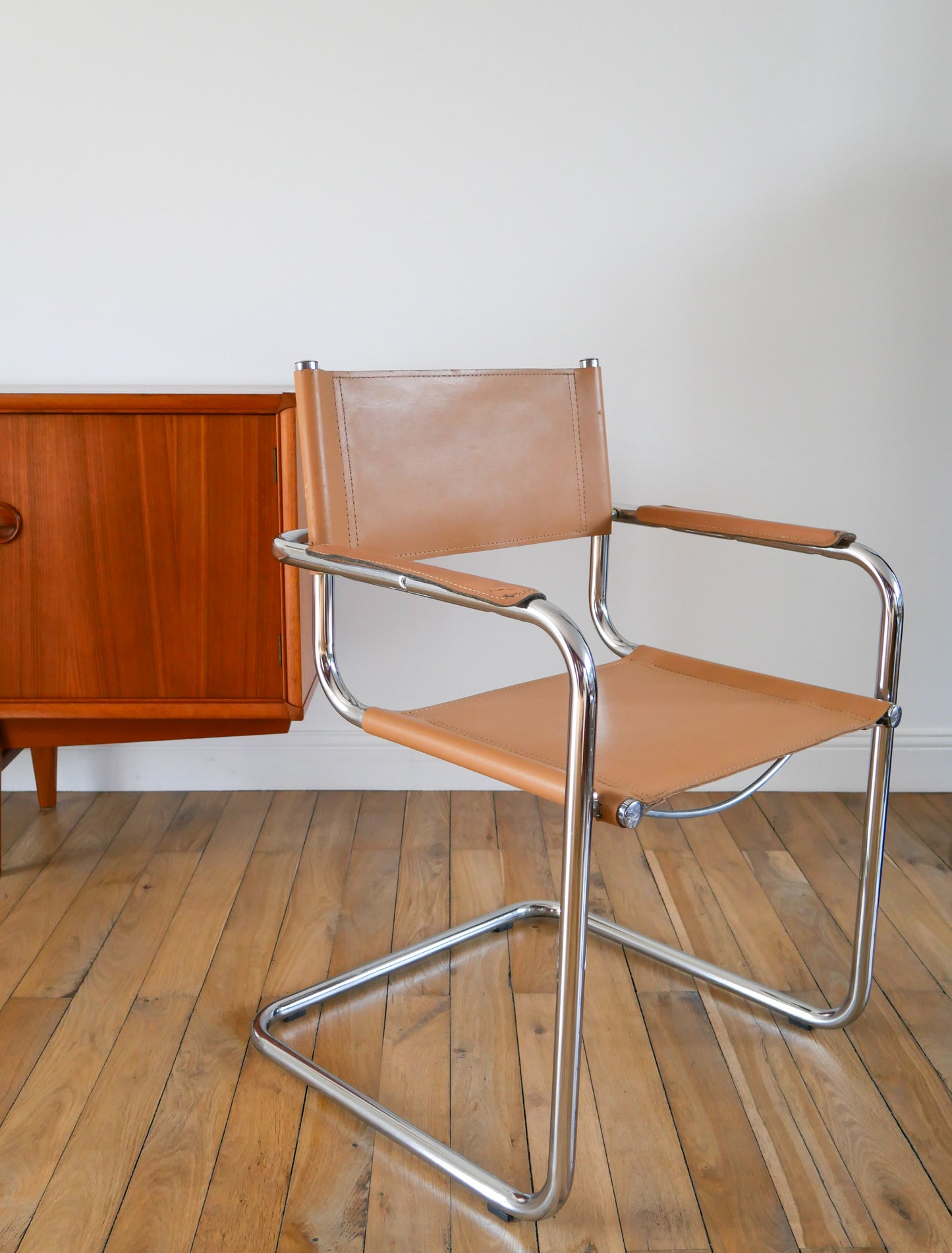 Fauteuil tubulaire en croute de cuir Cantilever beige et chrome dans le goût de Mart Stam & Marcel Breuer s34, 1970