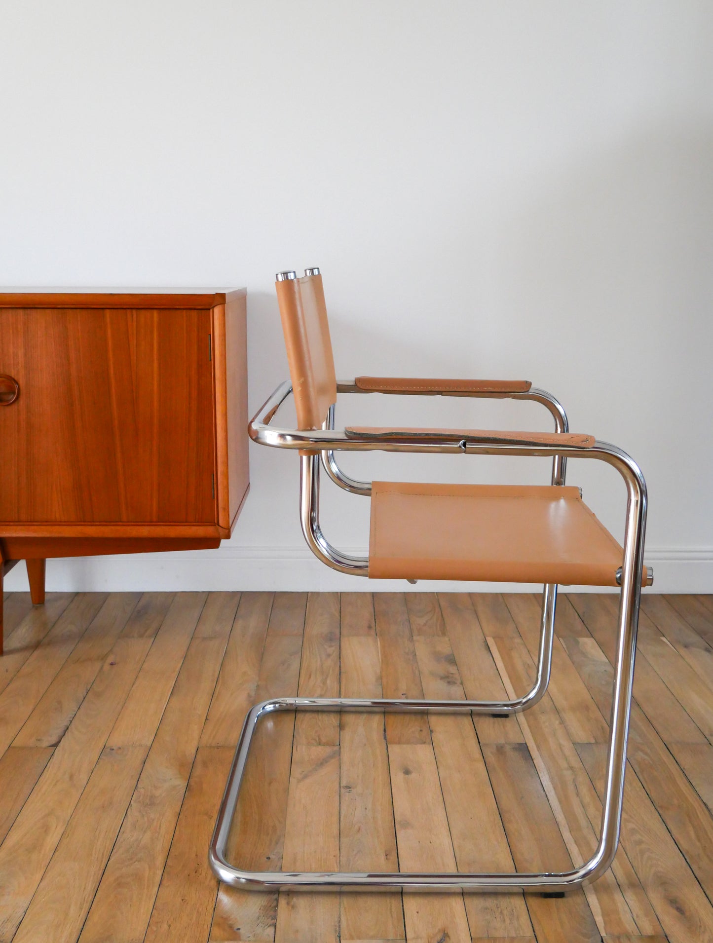 Fauteuil tubulaire en croute de cuir Cantilever beige et chrome dans le goût de Mart Stam & Marcel Breuer s34, 1970