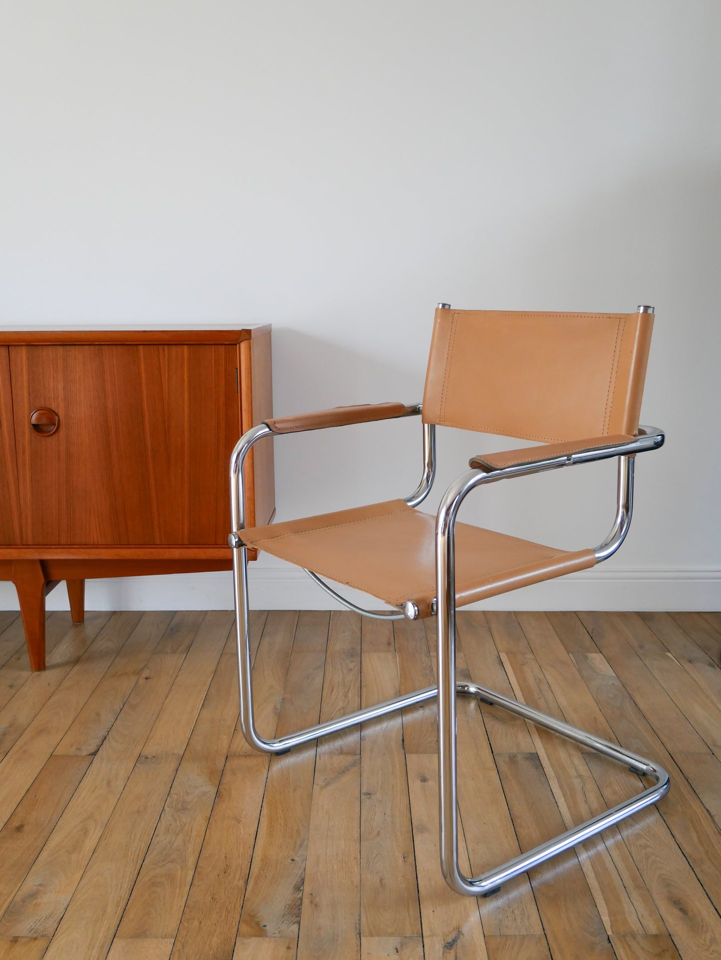 Fauteuil tubulaire en croute de cuir Cantilever beige et chrome dans le goût de Mart Stam & Marcel Breuer s34, 1970