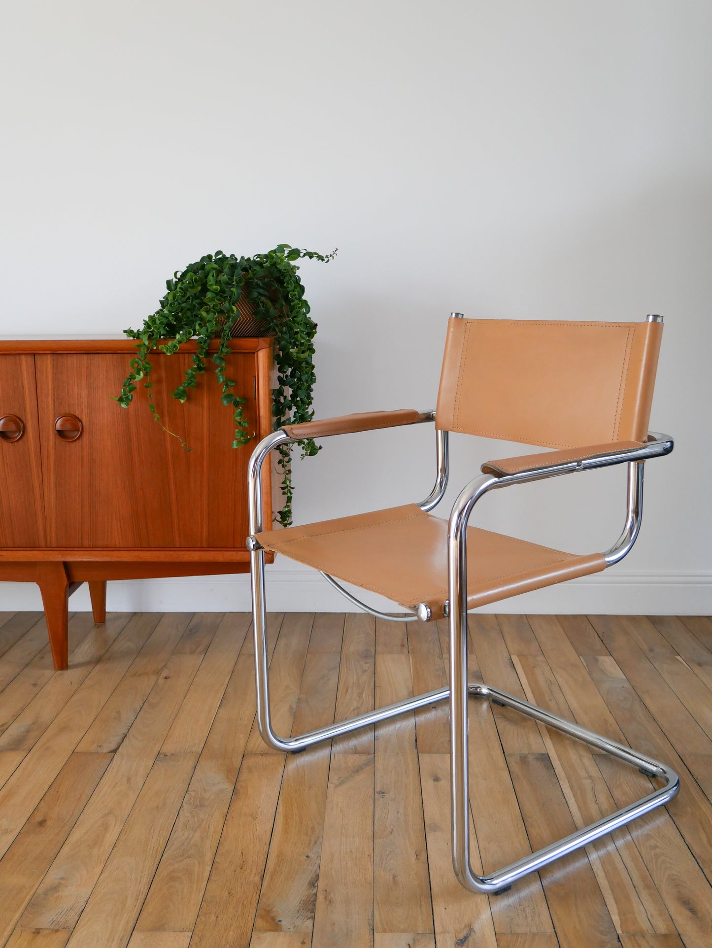 Fauteuil tubulaire en croute de cuir Cantilever beige et chrome dans le goût de Mart Stam & Marcel Breuer s34, 1970