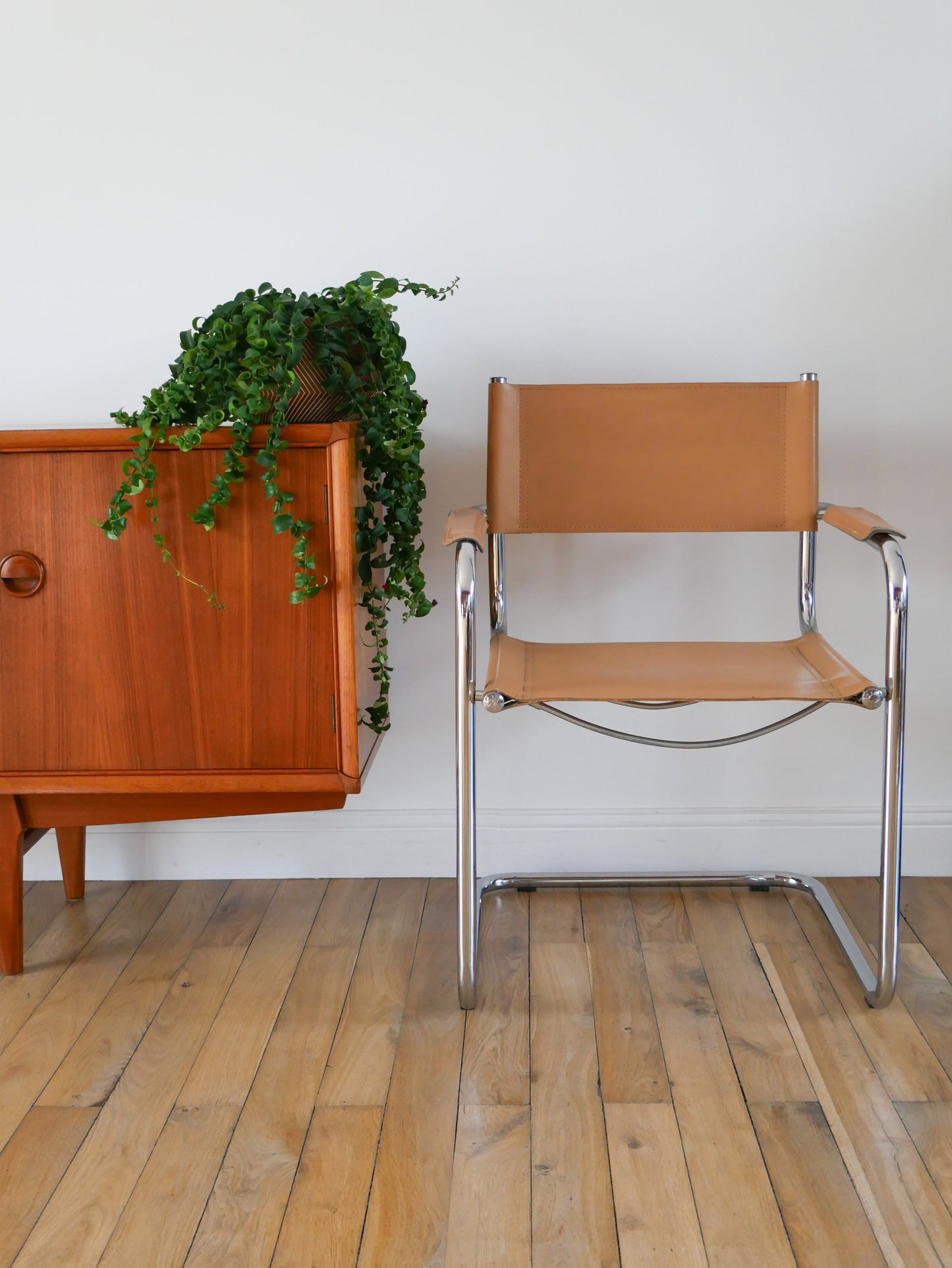 Fauteuil tubulaire en croute de cuir Cantilever beige et chrome dans le goût de Mart Stam & Marcel Breuer s34, 1970