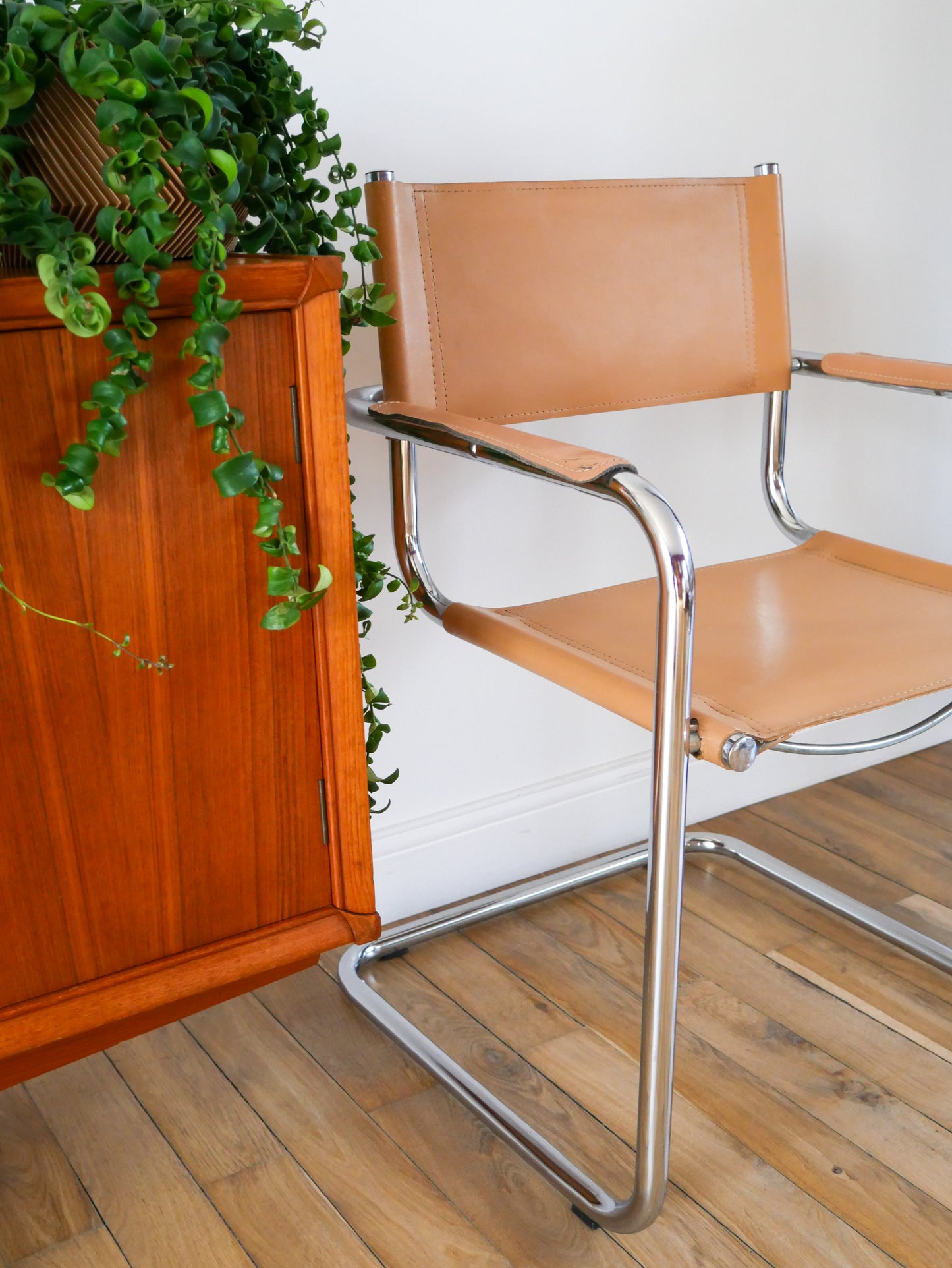 Fauteuil tubulaire en croute de cuir Cantilever beige et chrome dans le goût de Mart Stam & Marcel Breuer s34, 1970