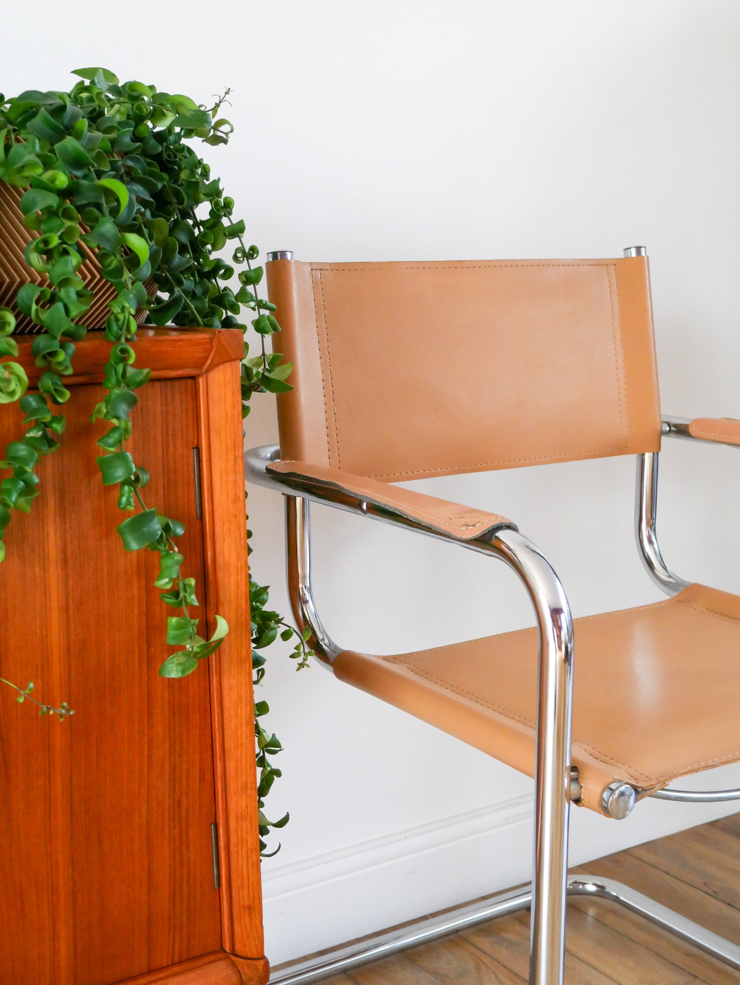 Fauteuil tubulaire en croute de cuir Cantilever beige et chrome dans le goût de Mart Stam & Marcel Breuer s34, 1970