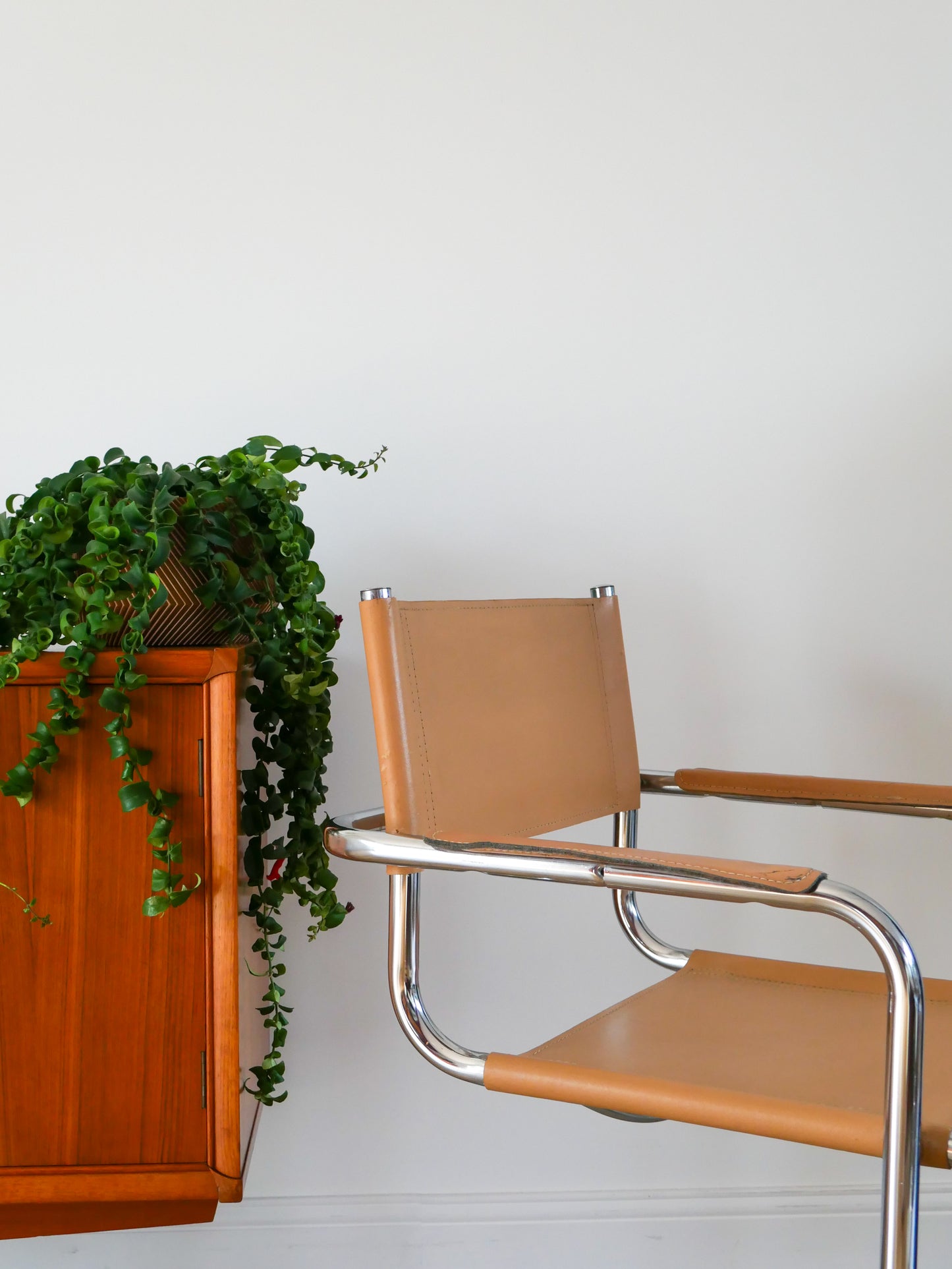 Fauteuil tubulaire en croute de cuir Cantilever beige et chrome dans le goût de Mart Stam & Marcel Breuer s34, 1970