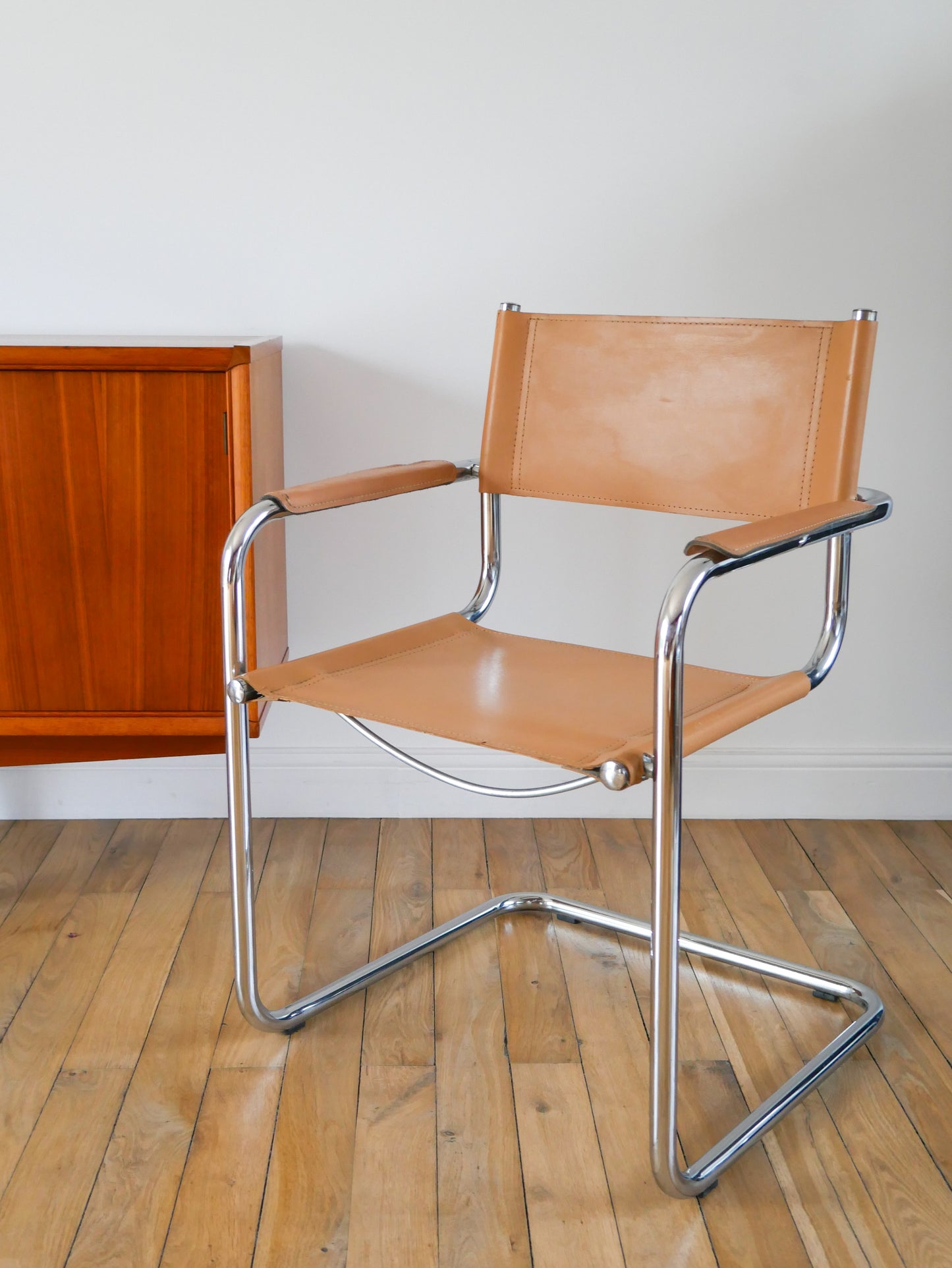 Fauteuil tubulaire en croute de cuir Cantilever beige et chrome dans le goût de Mart Stam & Marcel Breuer s34, 1970