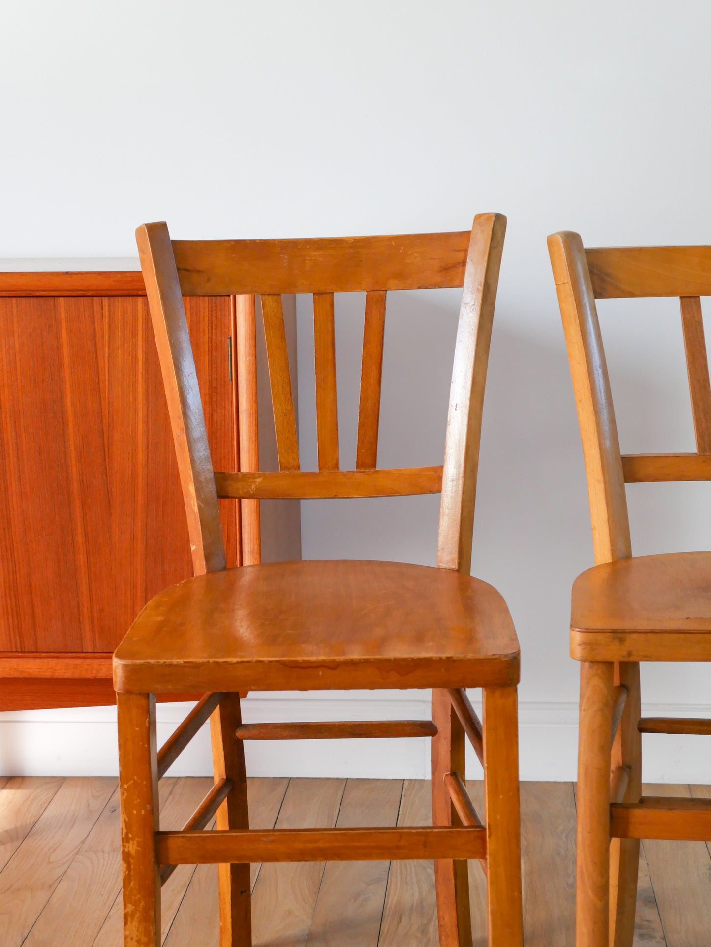 Paire de chaises bistrot en bois blond Luterma 1950