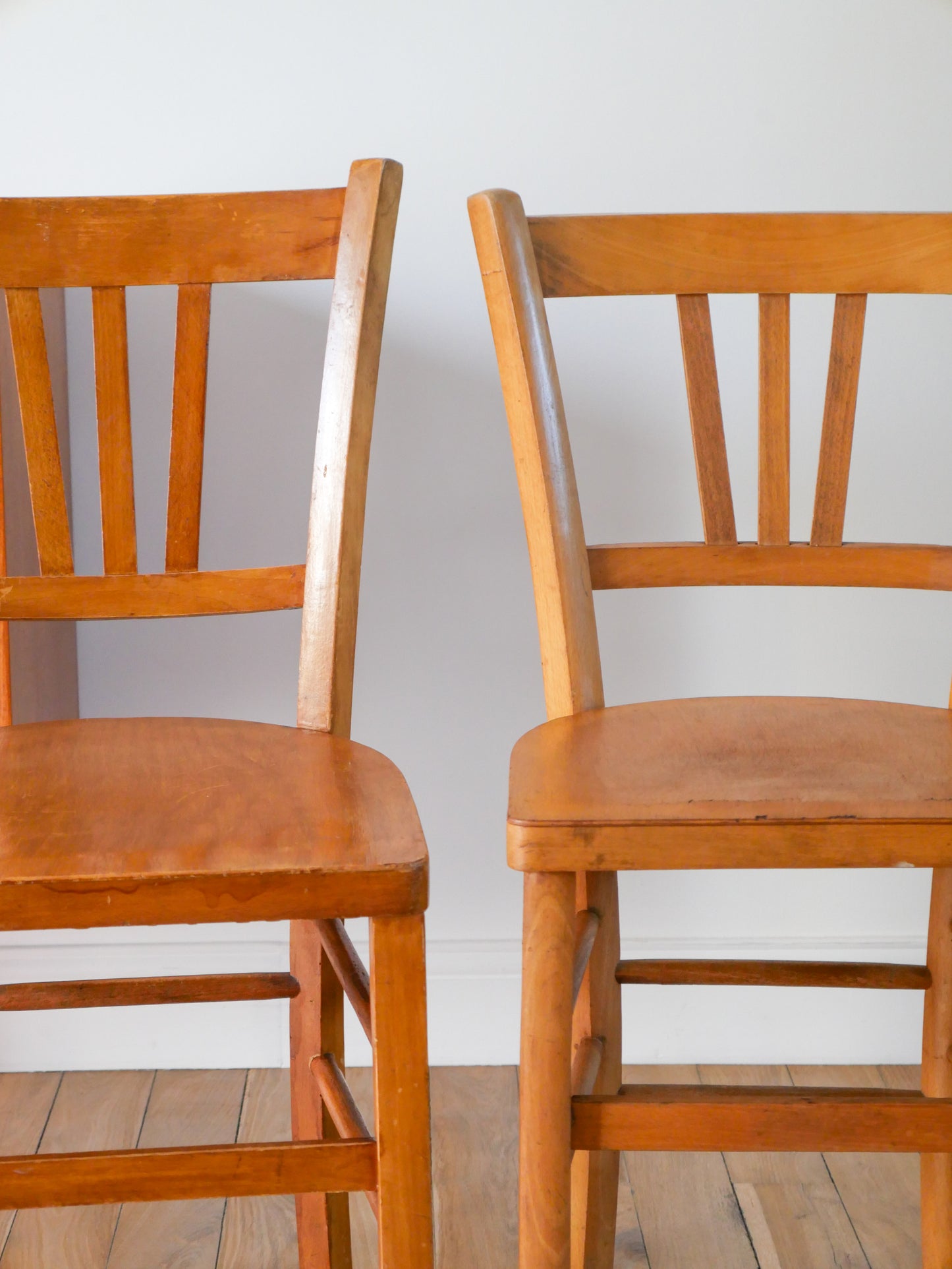 Paire de chaises bistrot en bois blond Luterma 1950