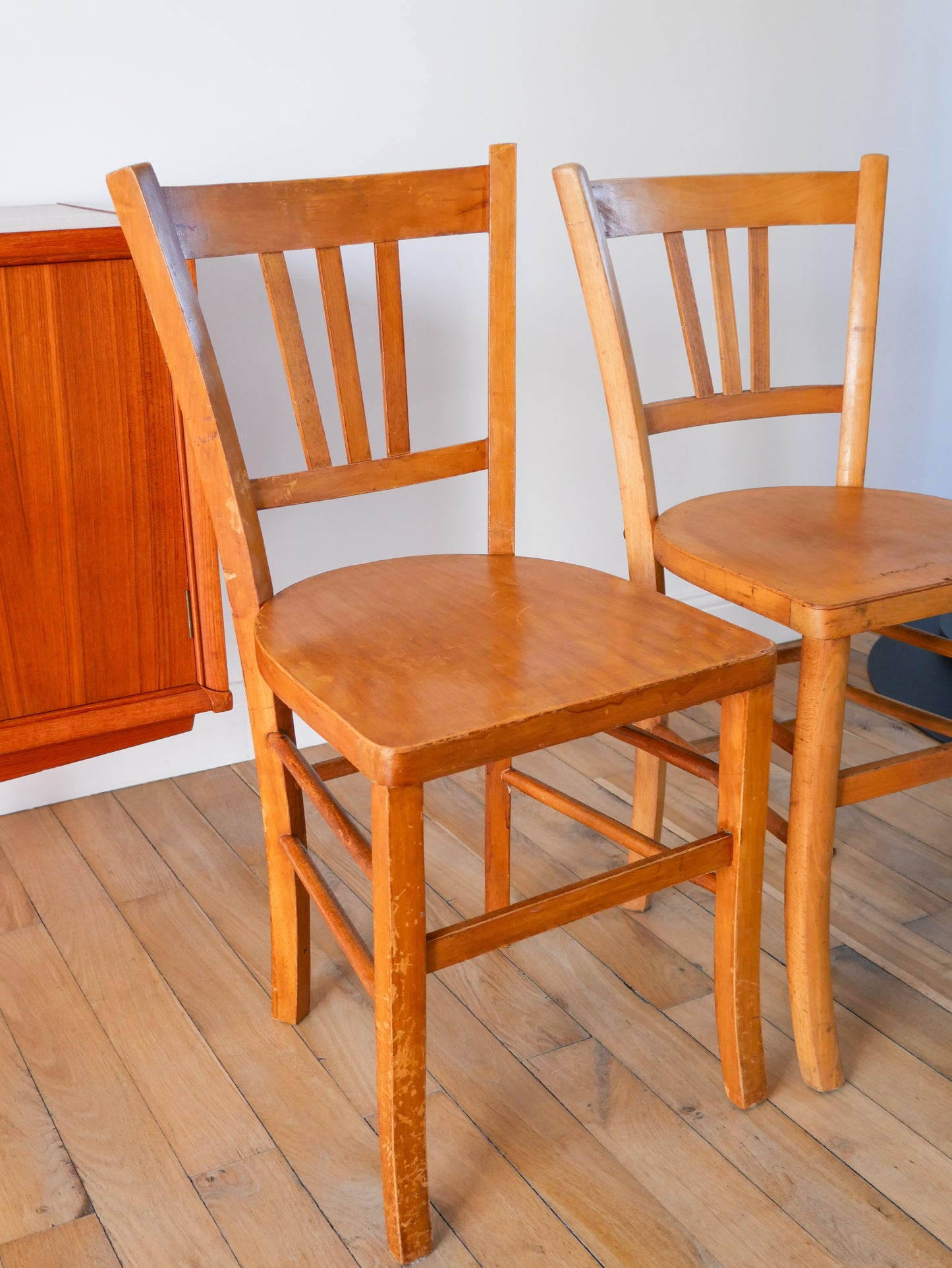 Paire de chaises bistrot en bois blond Luterma 1950