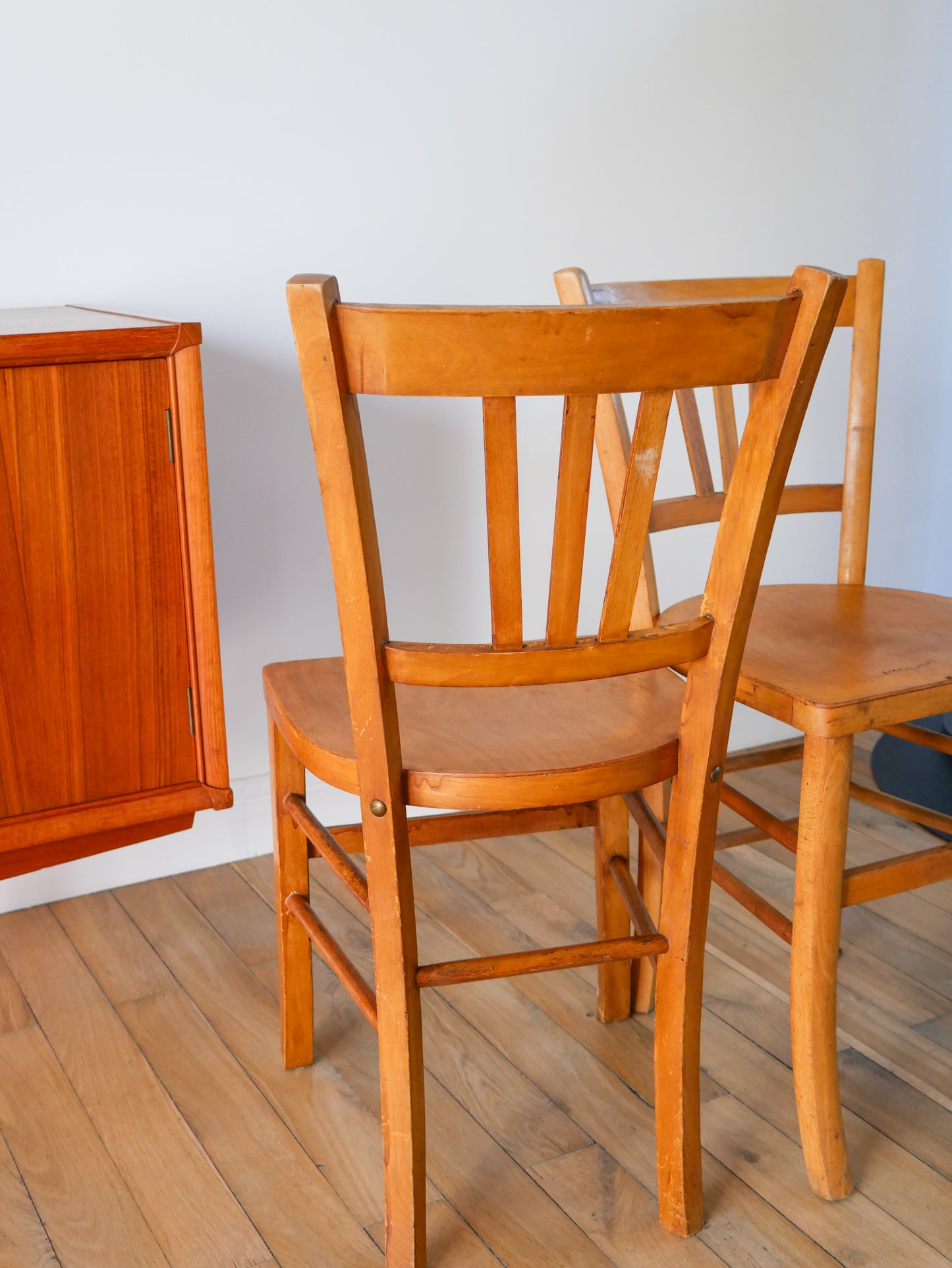 Paire de chaises bistrot en bois blond Luterma 1950