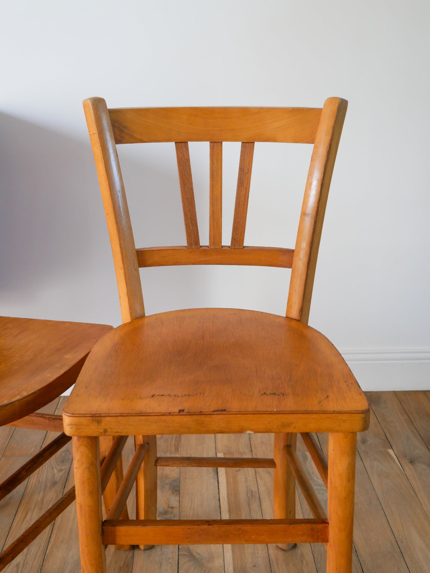 Paire de chaises bistrot en bois blond Luterma 1950