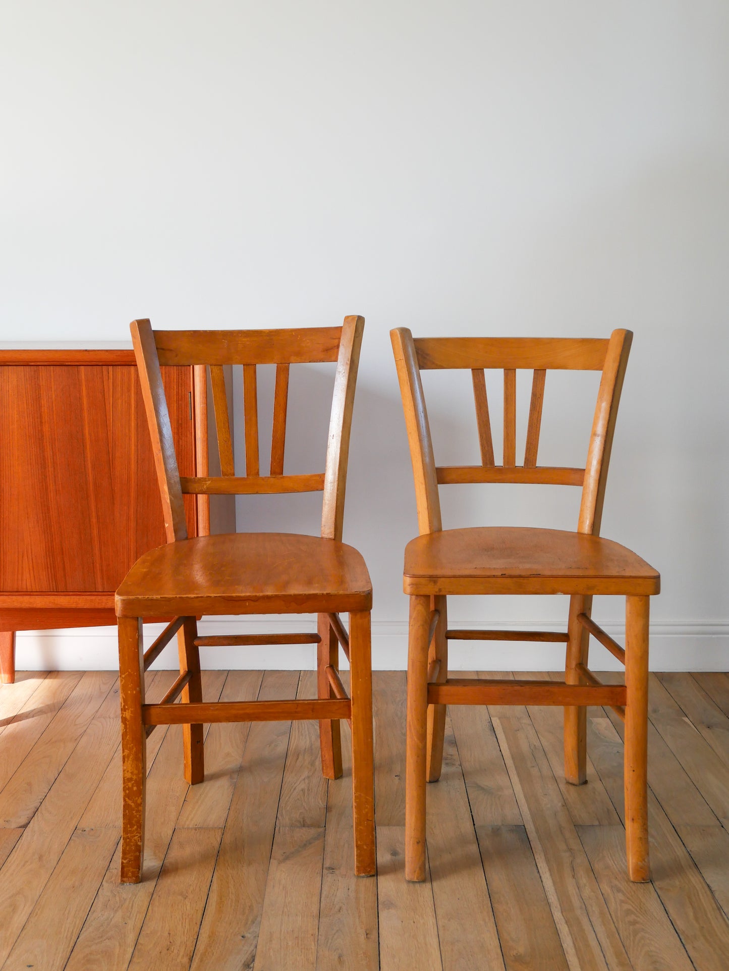 Paire de chaises bistrot en bois blond Luterma 1950