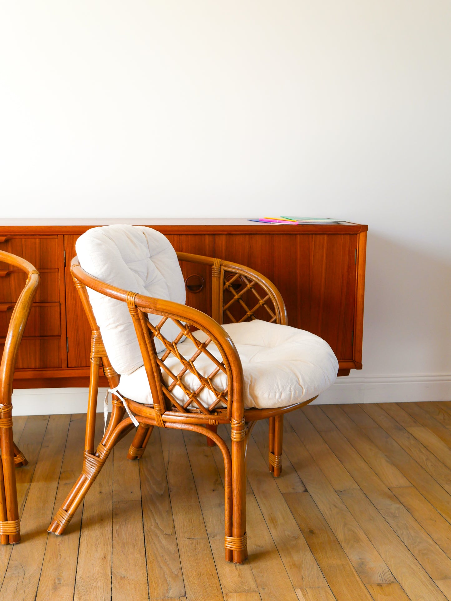 Paire de fauteuils coquille en rotin et bambou avec coussins en lin, 1960