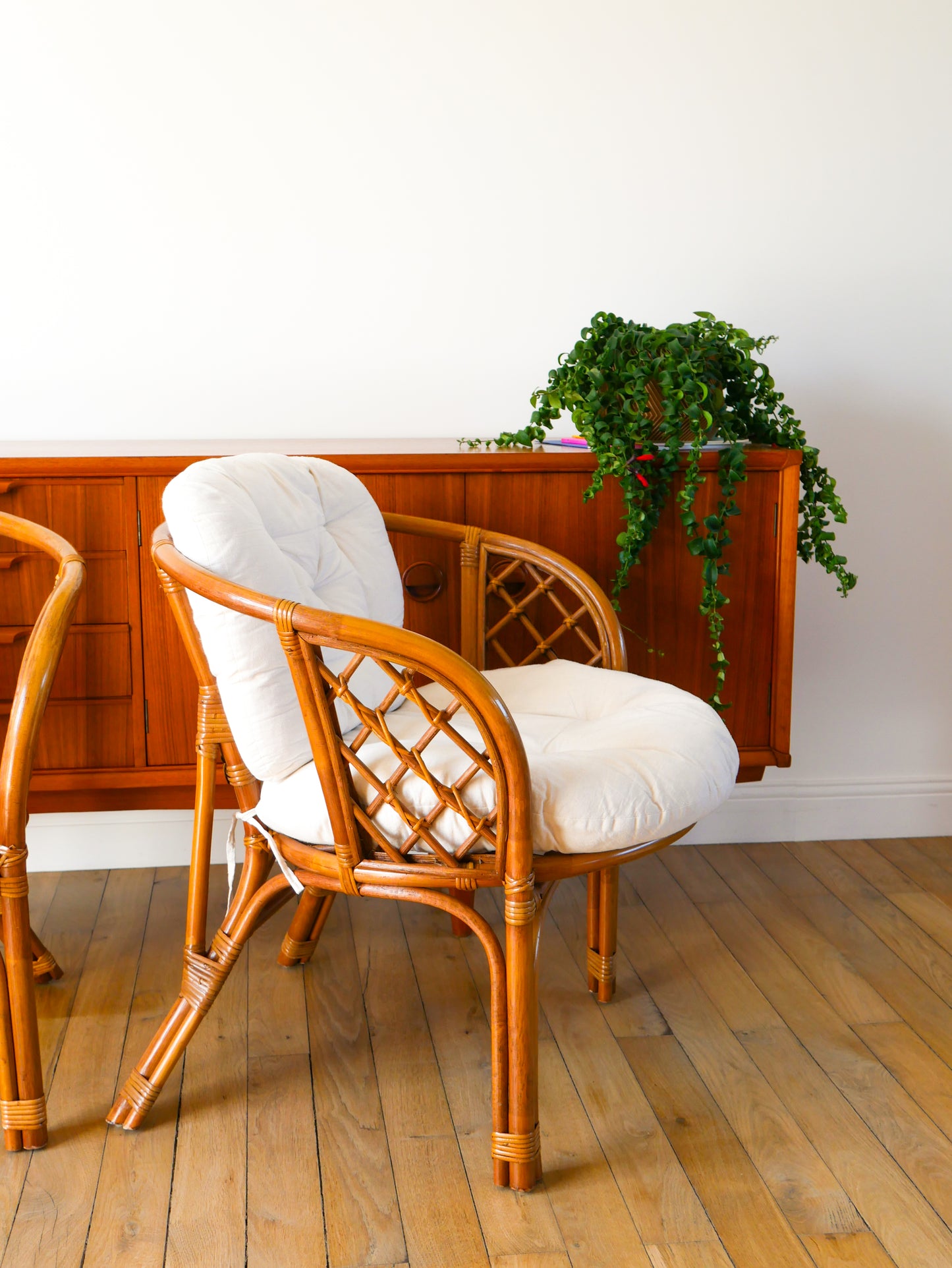 Paire de fauteuils coquille en rotin et bambou avec coussins en lin, 1960