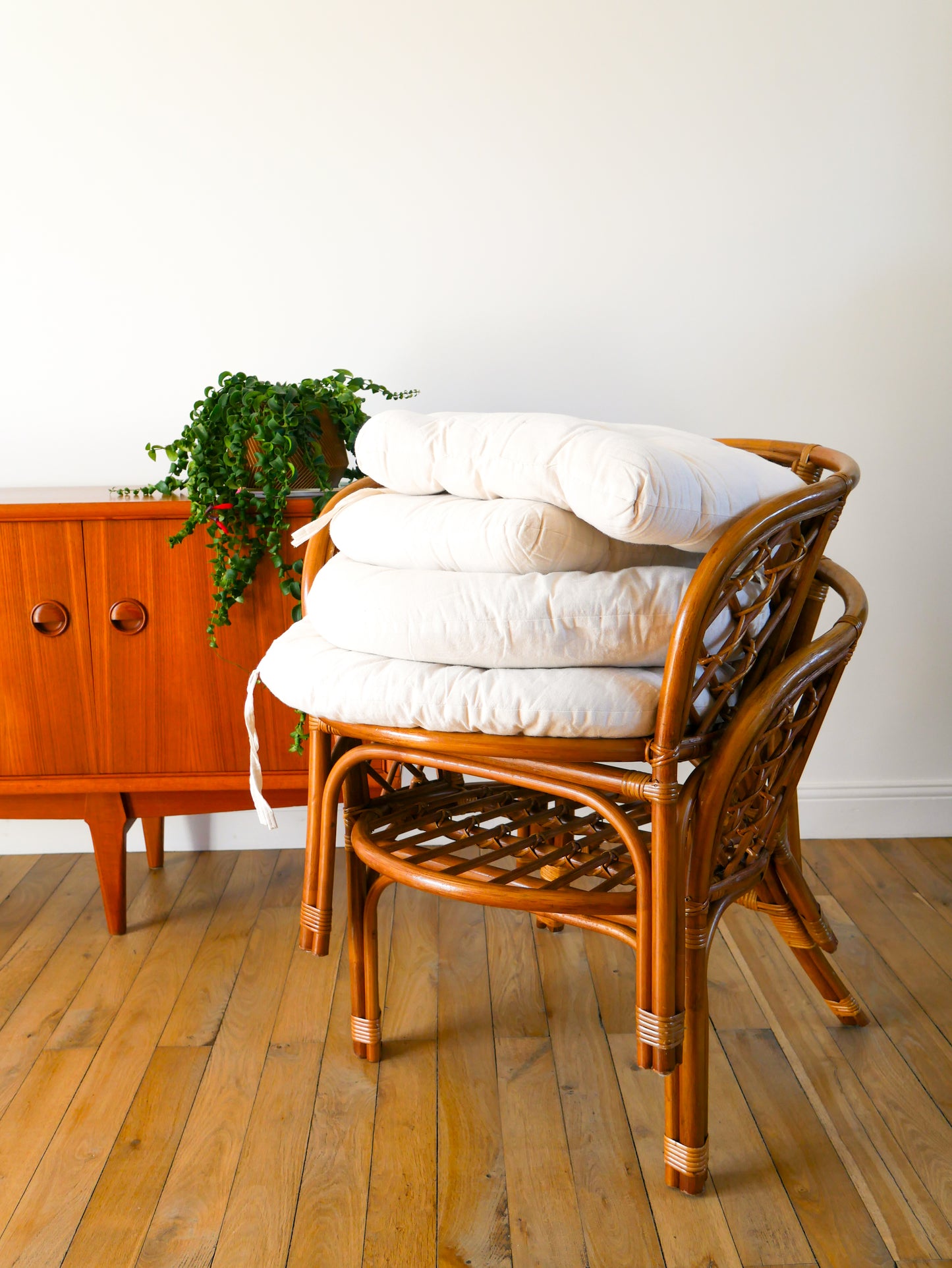 Paire de fauteuils coquille en rotin et bambou avec coussins en lin, 1960