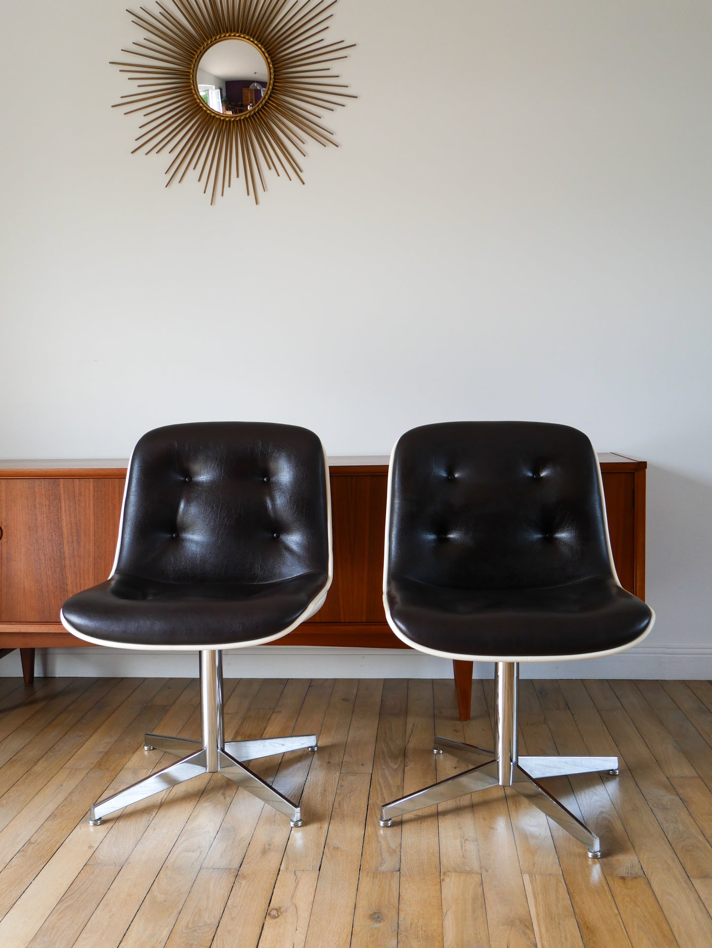 Paire de fauteuils à coques design Strafor Pollock en cuir, plastique et piètement étoilé en chrome Space Age 1970