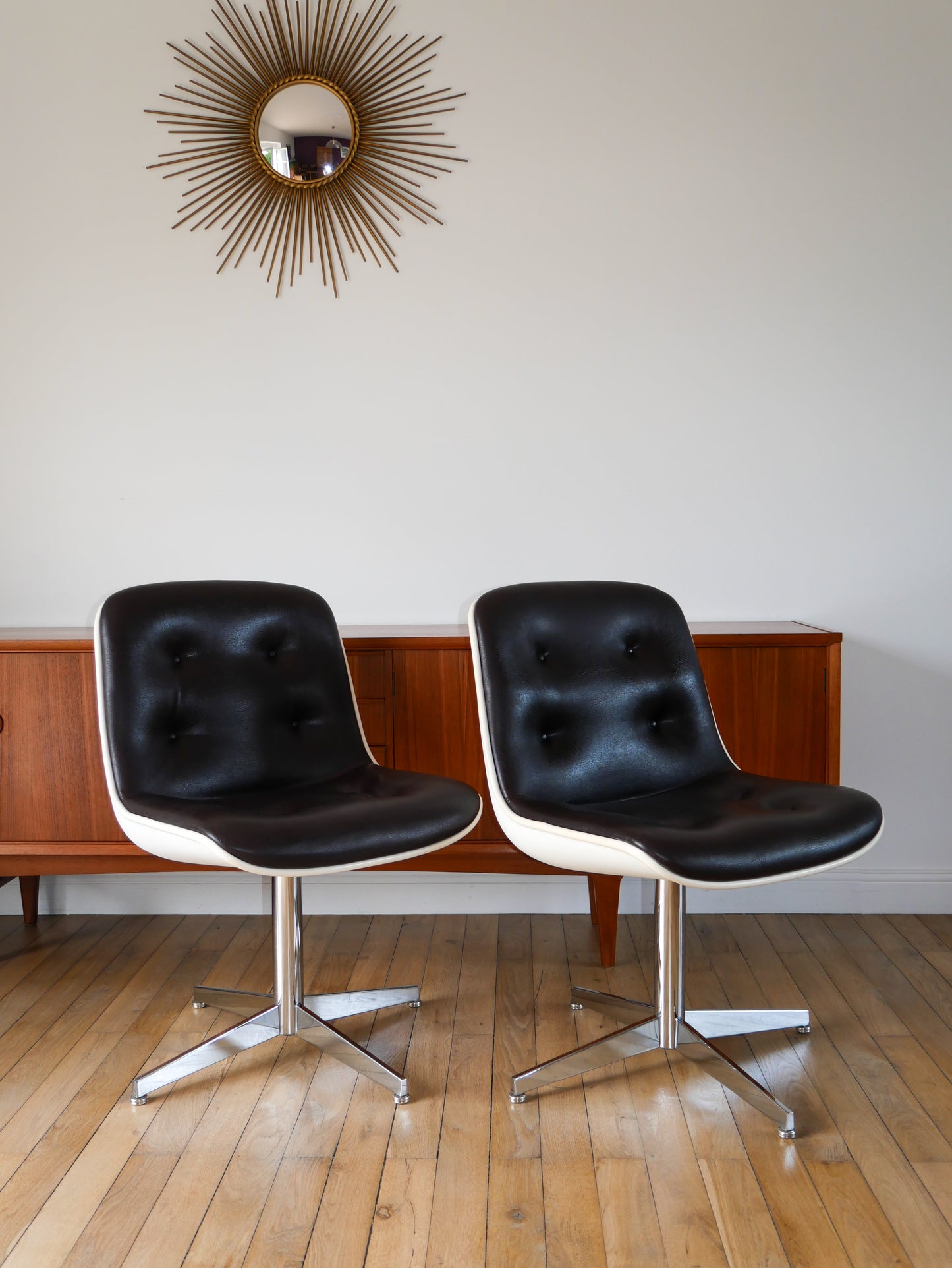 Paire de fauteuils à coques design Strafor Pollock en cuir, plastique et piètement étoilé en chrome Space Age 1970