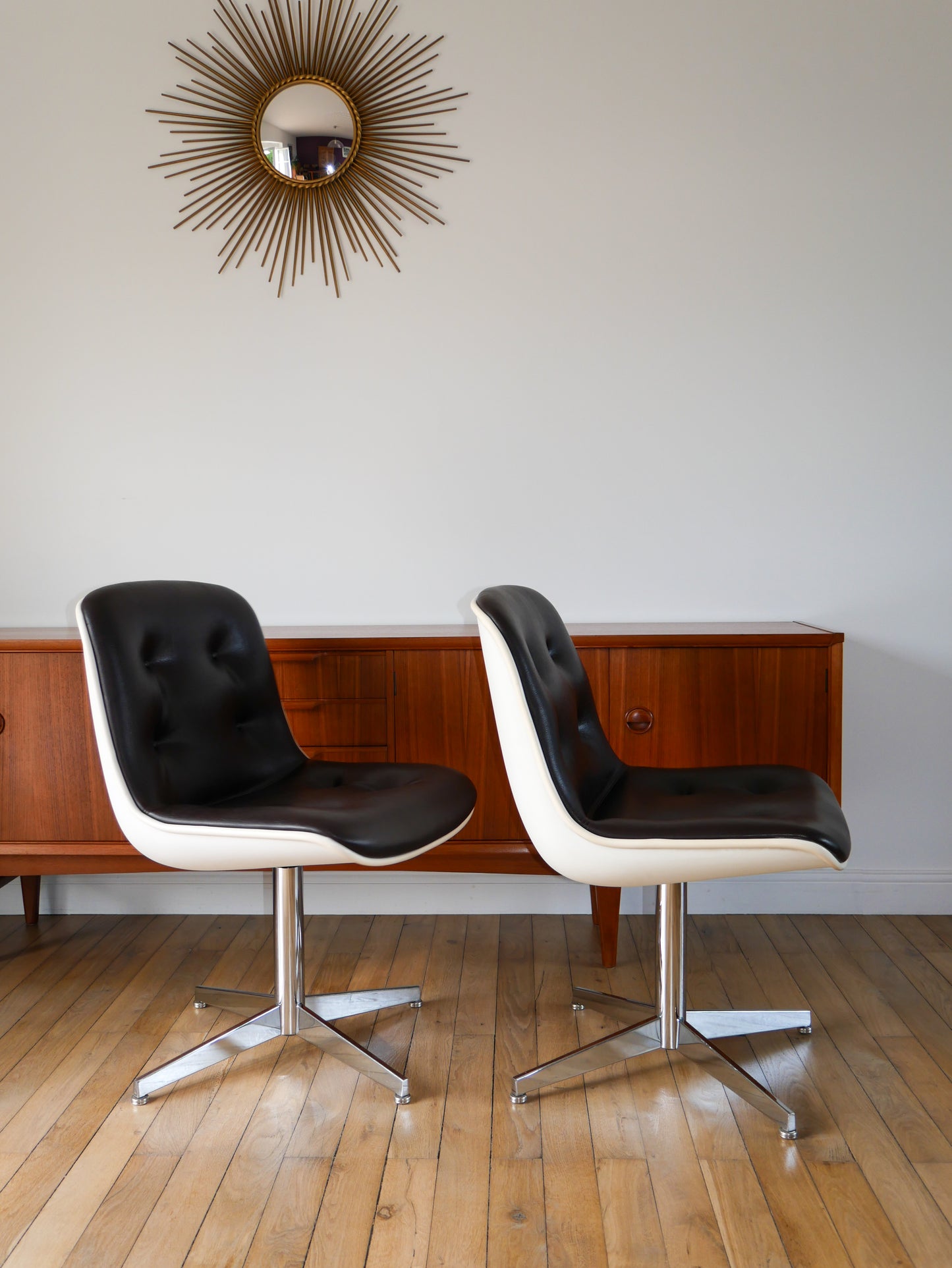 Paire de fauteuils à coques design Strafor Pollock en cuir, plastique et piètement étoilé en chrome Space Age 1970