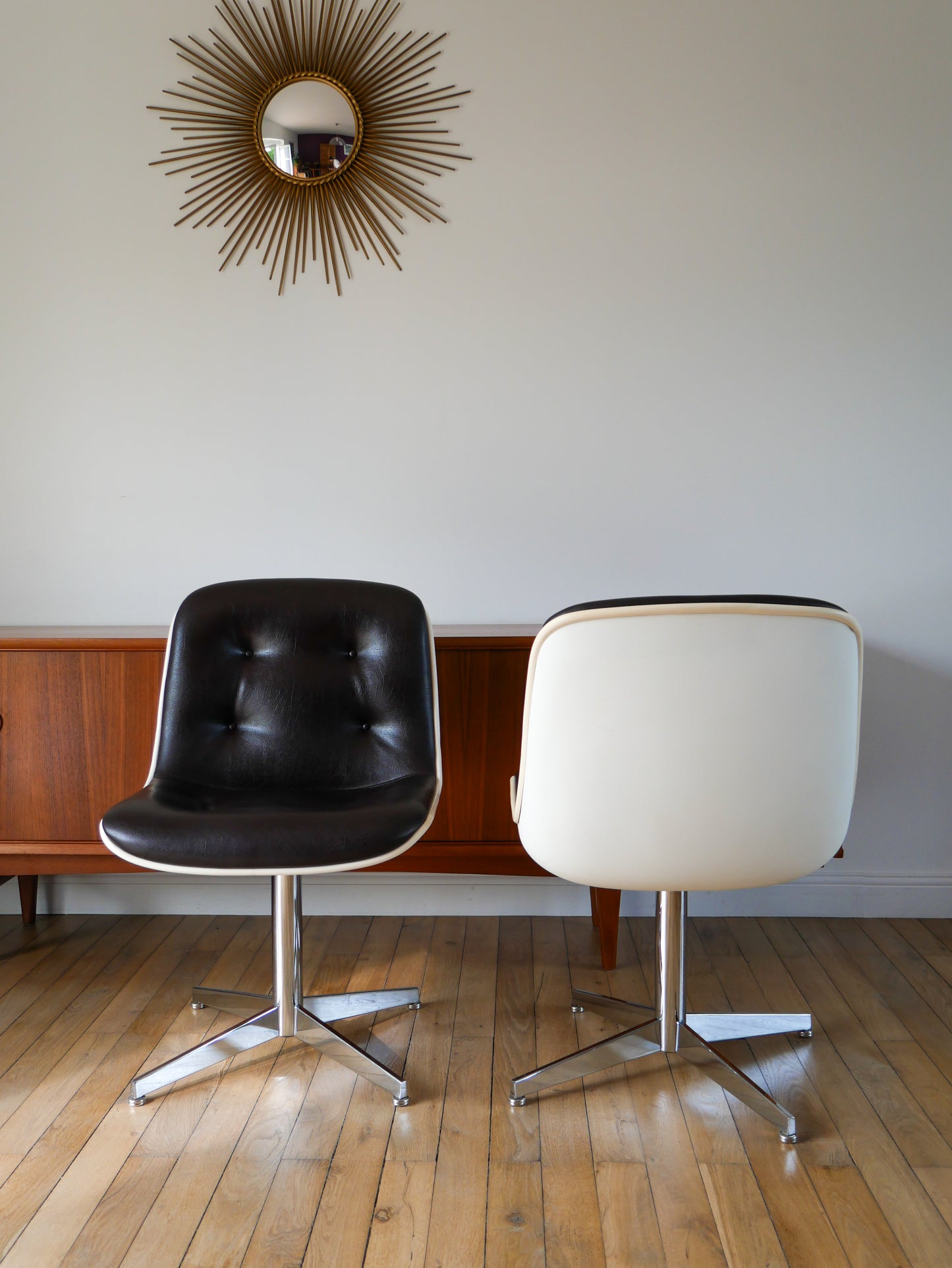 Paire de fauteuils à coques design Strafor Pollock en cuir, plastique et piètement étoilé en chrome Space Age 1970