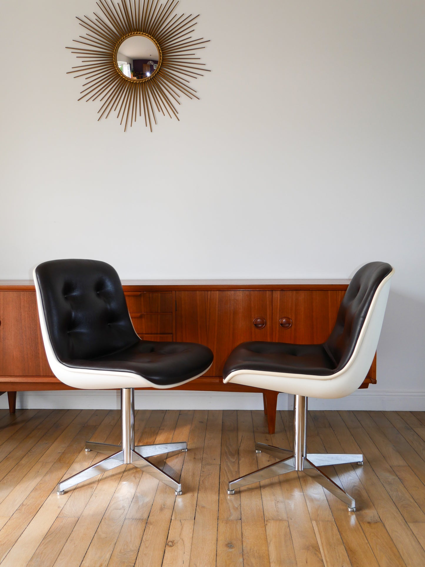 Paire de fauteuils à coques design Strafor Pollock en cuir, plastique et piètement étoilé en chrome Space Age 1970