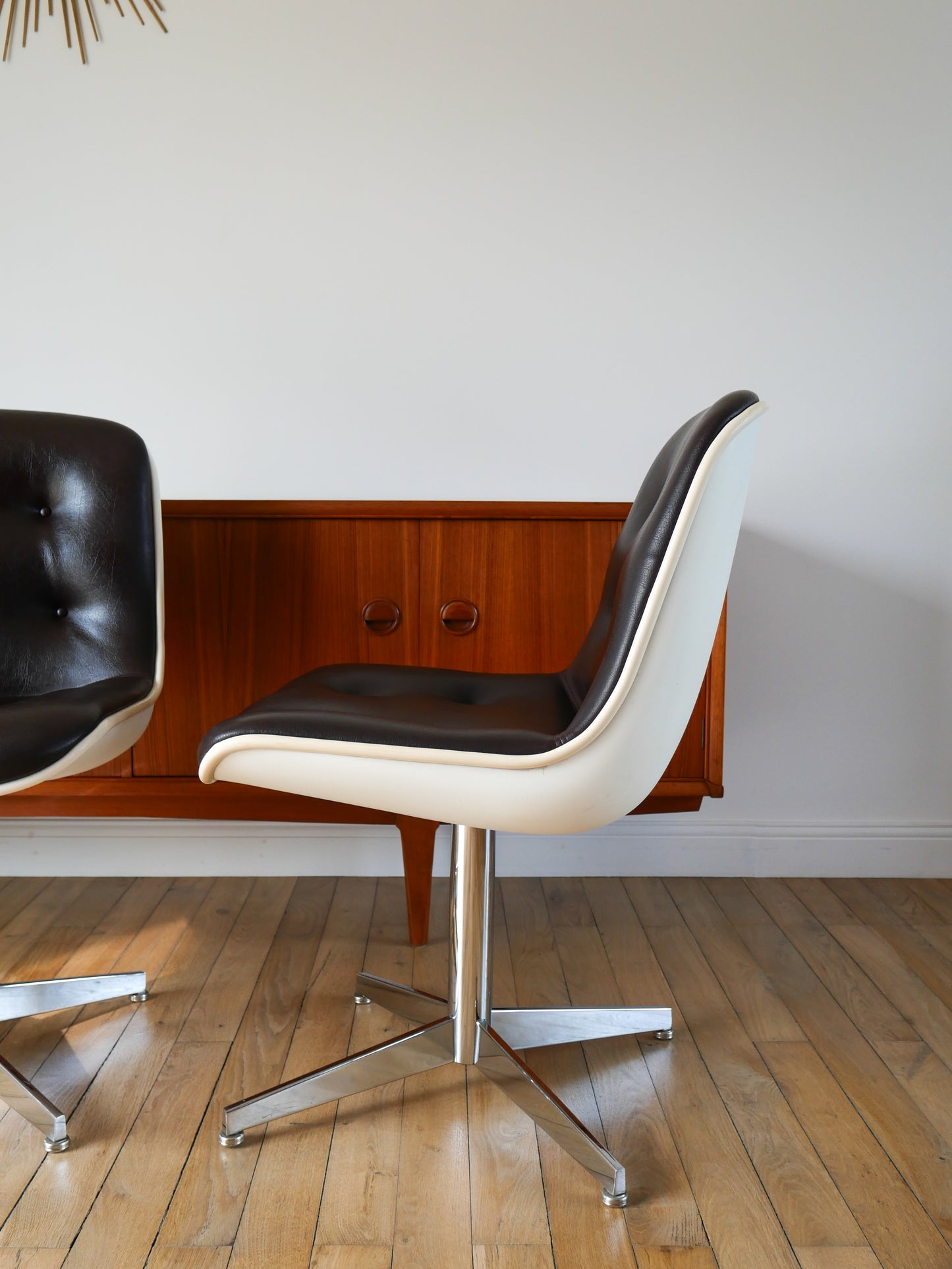 Paire de fauteuils à coques design Strafor Pollock en cuir, plastique et piètement étoilé en chrome Space Age 1970