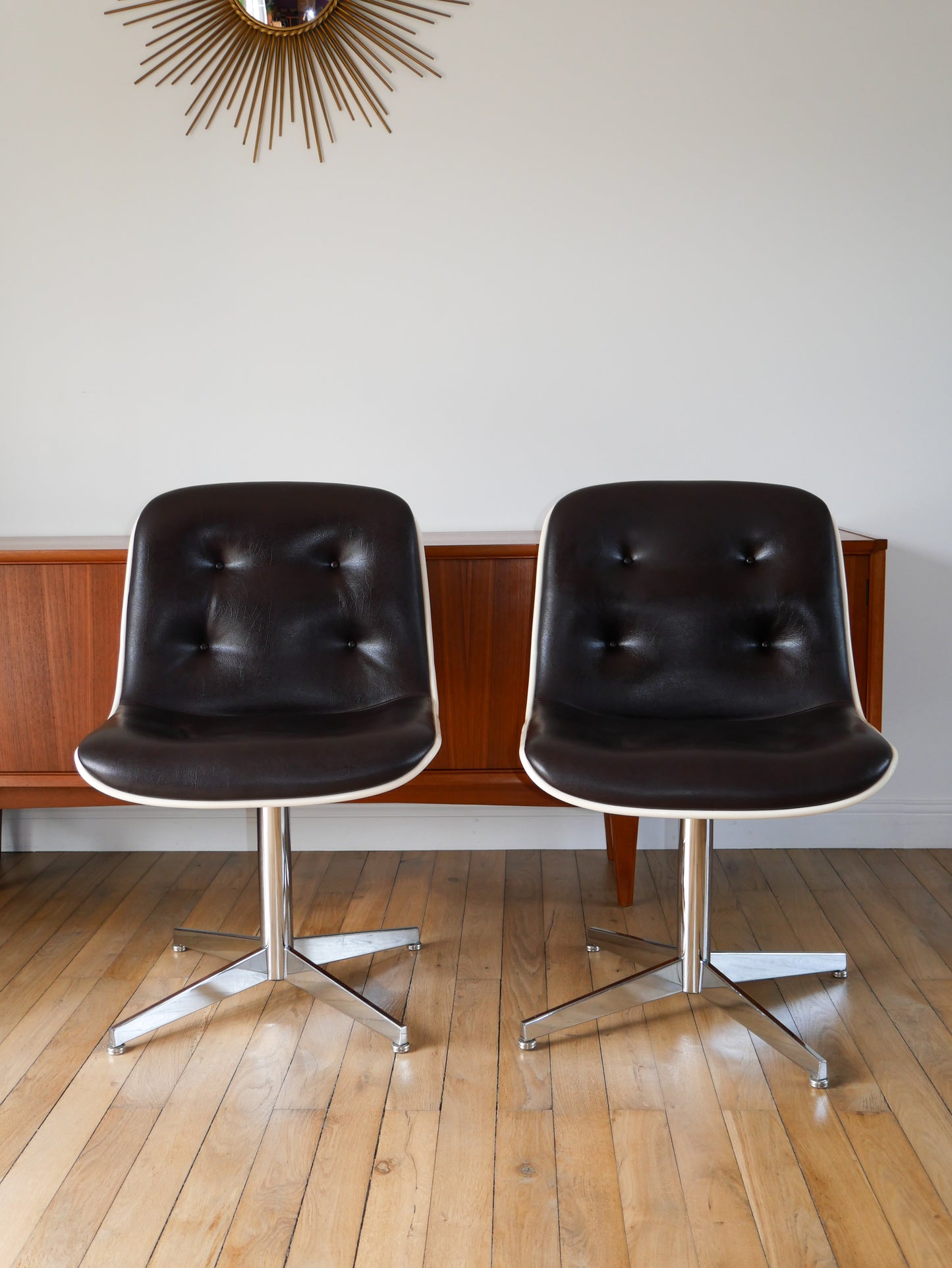 Paire de fauteuils à coques design Strafor Pollock en cuir, plastique et piètement étoilé en chrome Space Age 1970