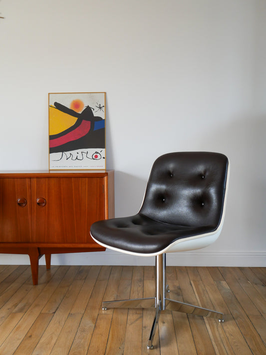 Paire de fauteuils à coques design Strafor Pollock en cuir, plastique et piètement étoilé en chrome Space Age 1970