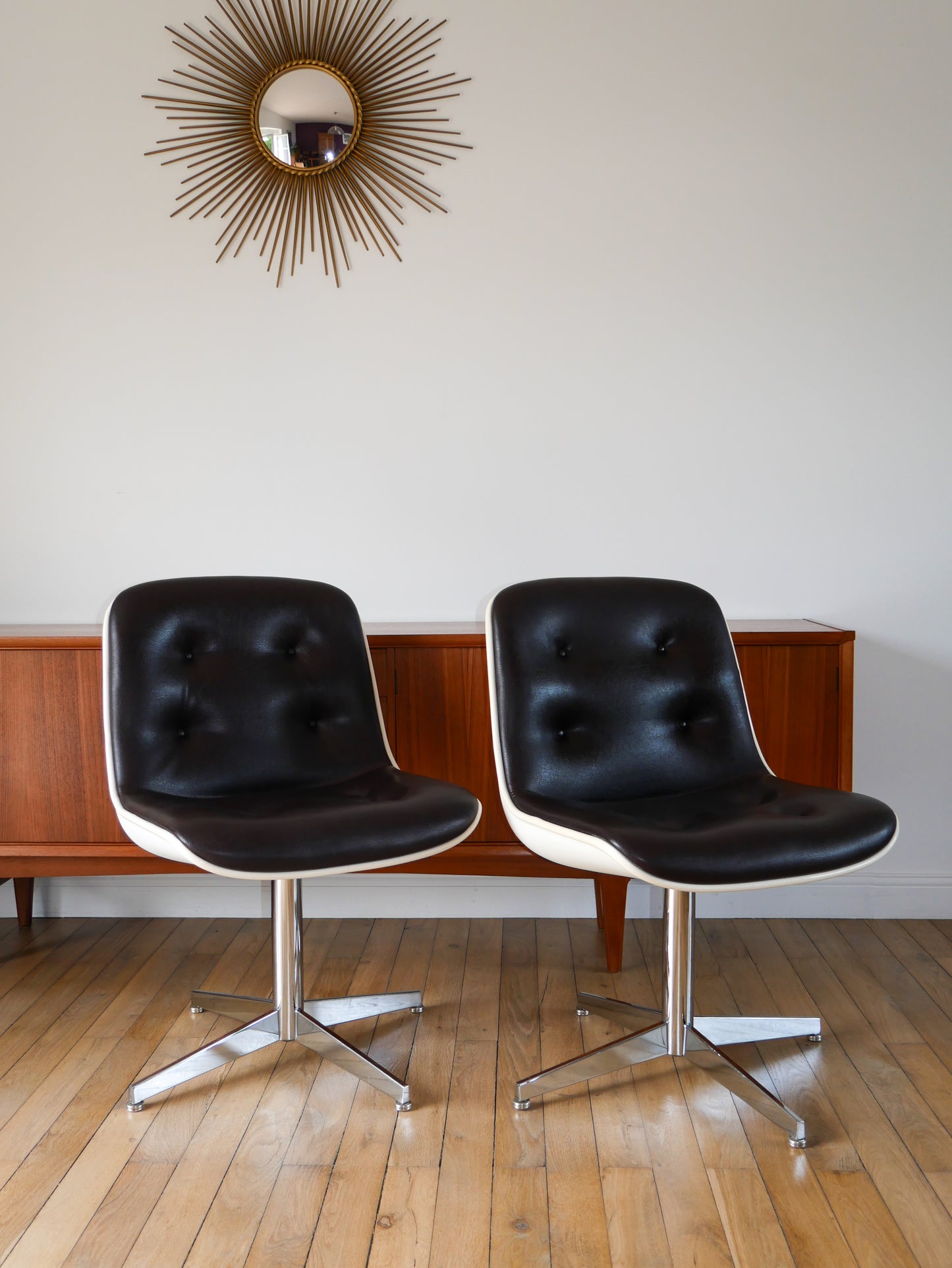 Paire de fauteuils à coques design Strafor Pollock en cuir, plastique et piètement étoilé en chrome Space Age 1970