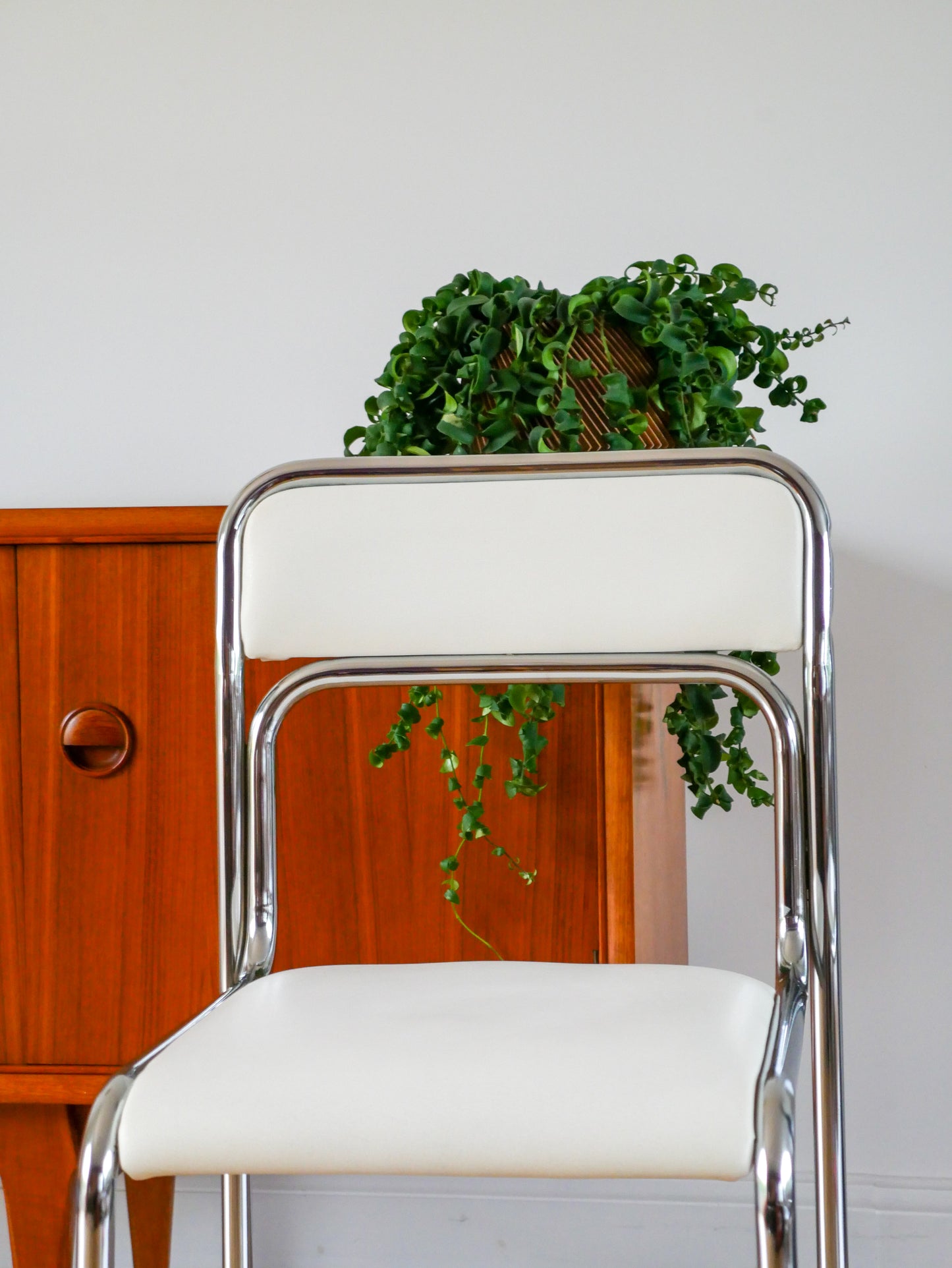 Paire de chaises en chrome et skaï Blanc, Design, 1970