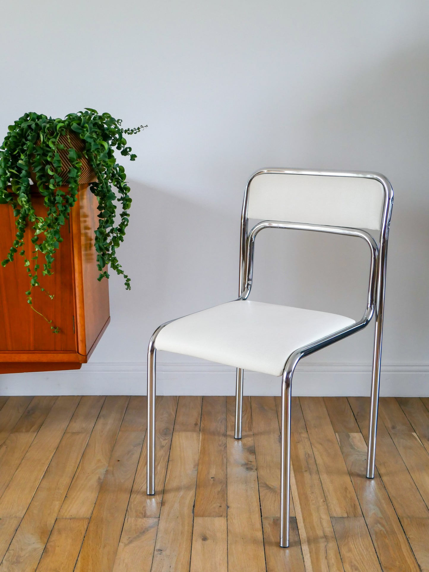 Paire de chaises en chrome et skaï Blanc, Design, 1970