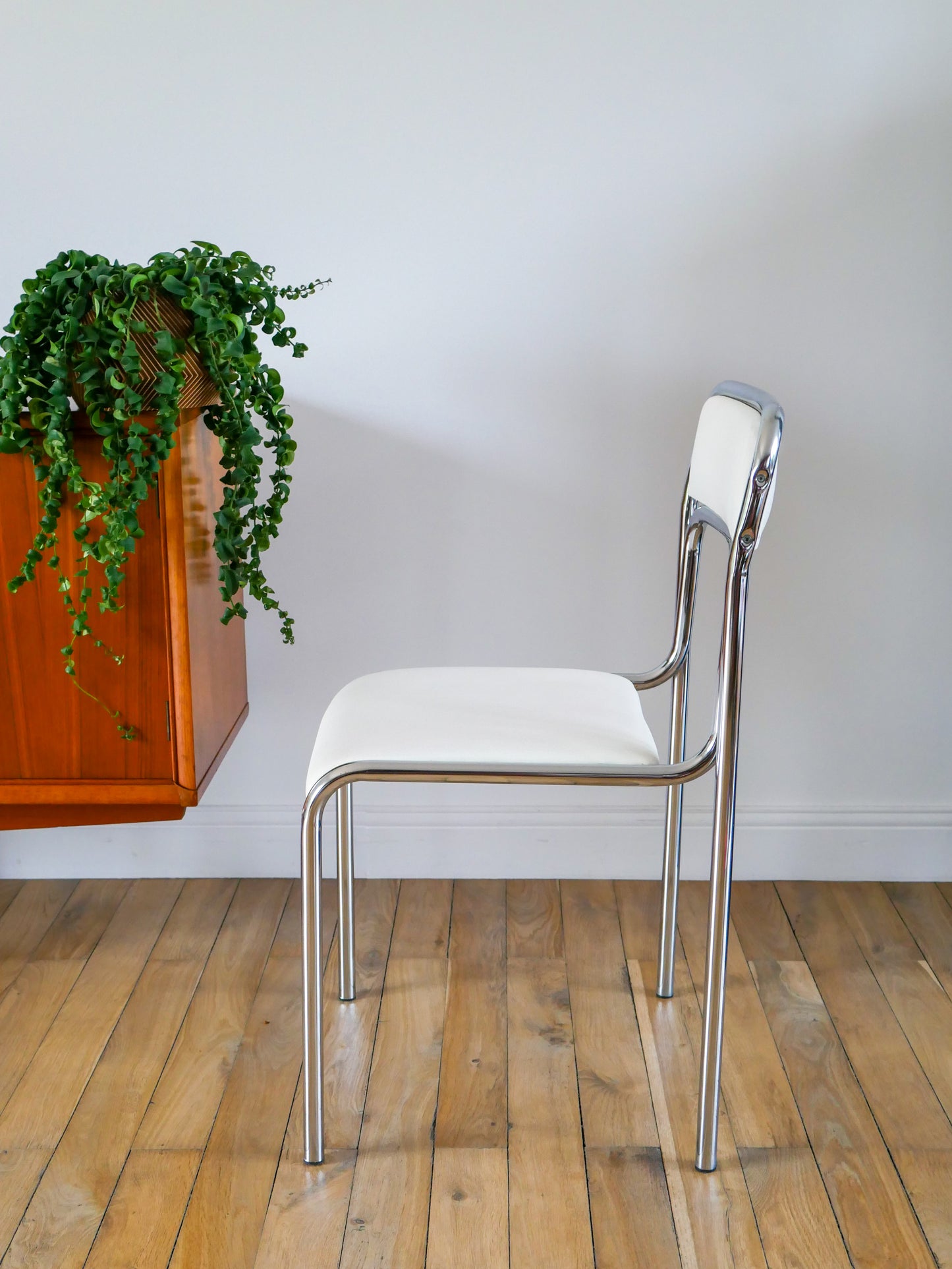 Paire de chaises en chrome et skaï Blanc, Design, 1970