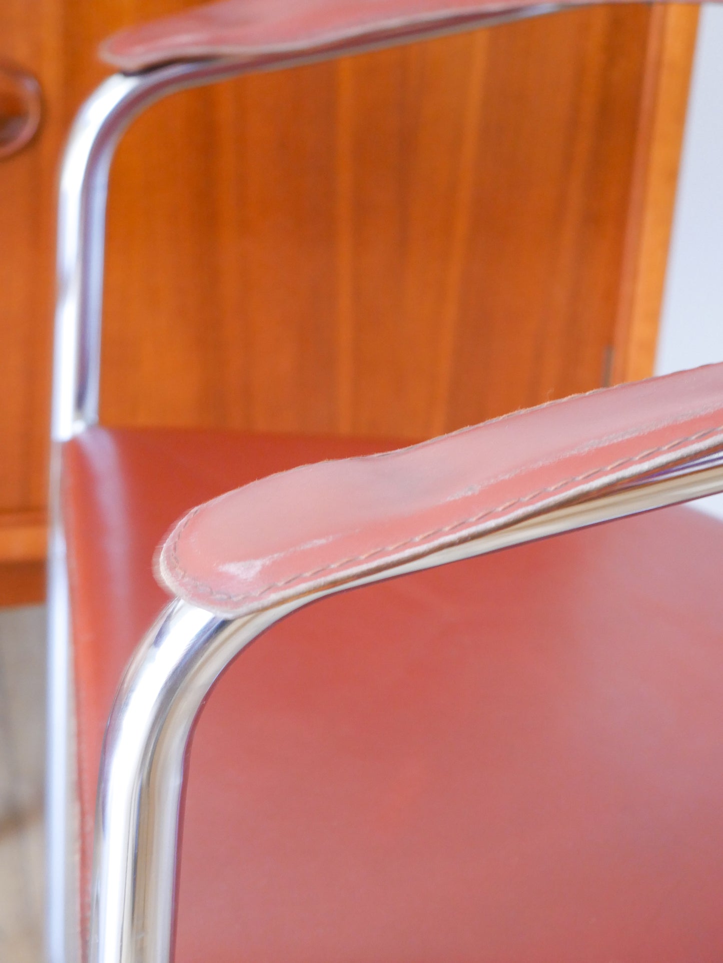 Paire de chaises en chrome et croute de cuir Marron, par Arrben modèle "Canasta", Made in Italy, Design, 1970