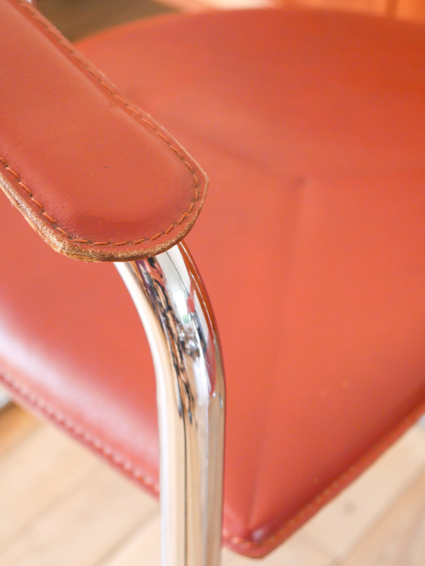 Paire de chaises en chrome et croute de cuir Marron, par Arrben modèle "Canasta", Made in Italy, Design, 1970