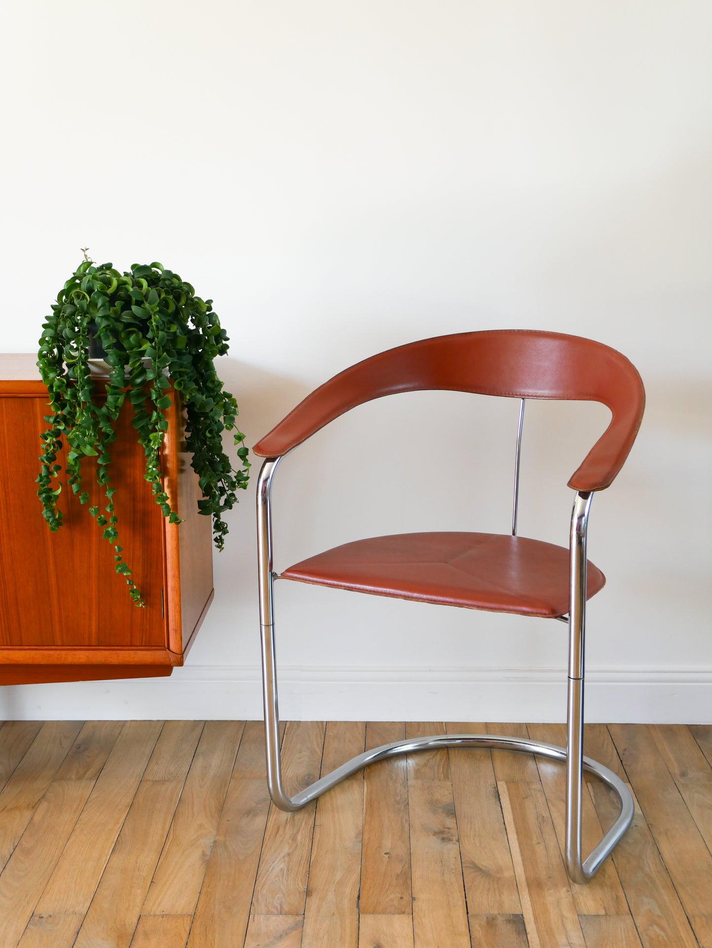 Paire de chaises en chrome et croute de cuir Marron, par Arrben modèle "Canasta", Made in Italy, Design, 1970