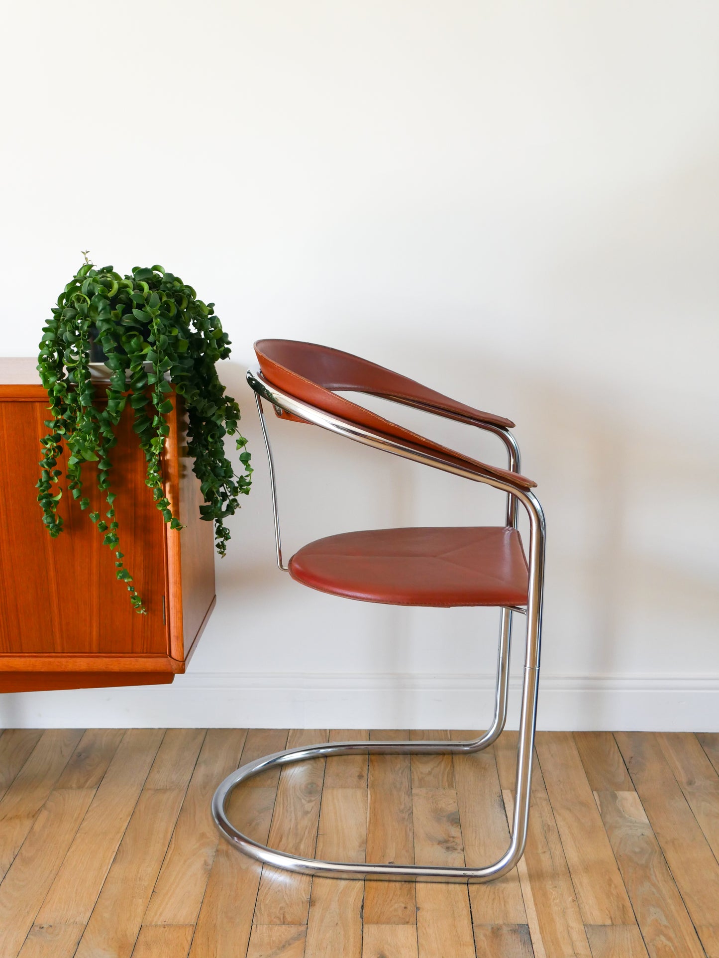 Paire de chaises en chrome et croute de cuir Marron, par Arrben modèle "Canasta", Made in Italy, Design, 1970