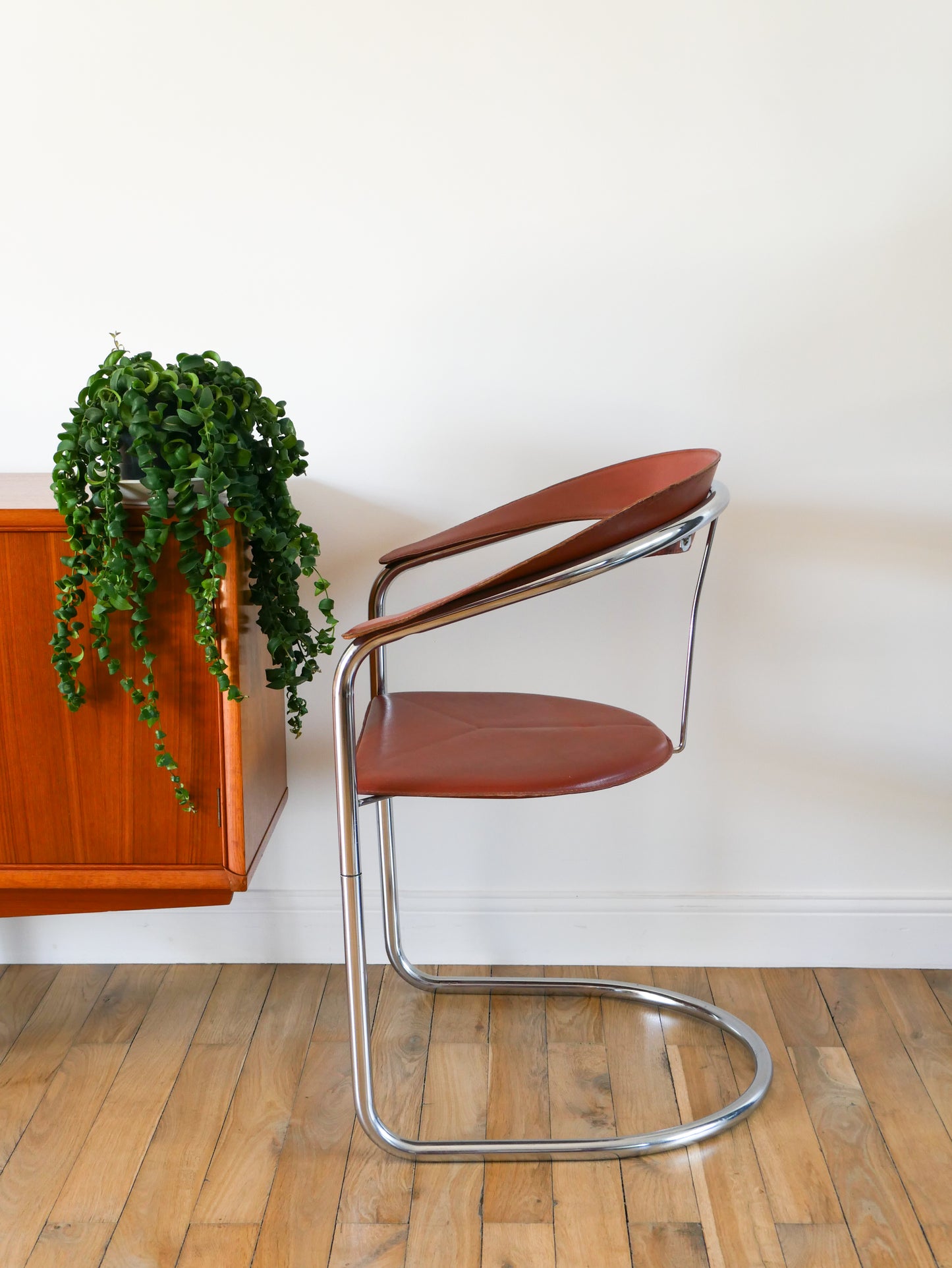 Paire de chaises en chrome et croute de cuir Marron, par Arrben modèle "Canasta", Made in Italy, Design, 1970