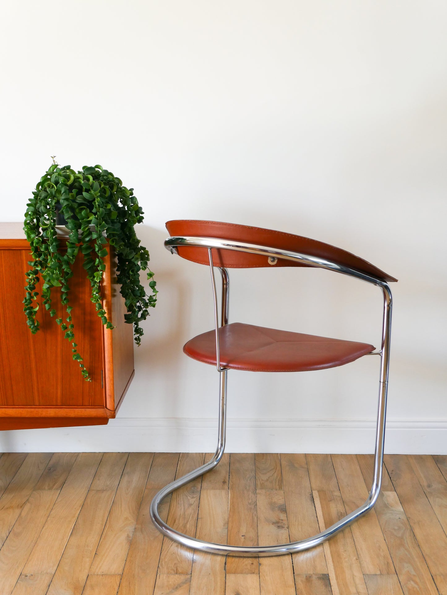 Paire de chaises en chrome et croute de cuir Marron, par Arrben modèle "Canasta", Made in Italy, Design, 1970