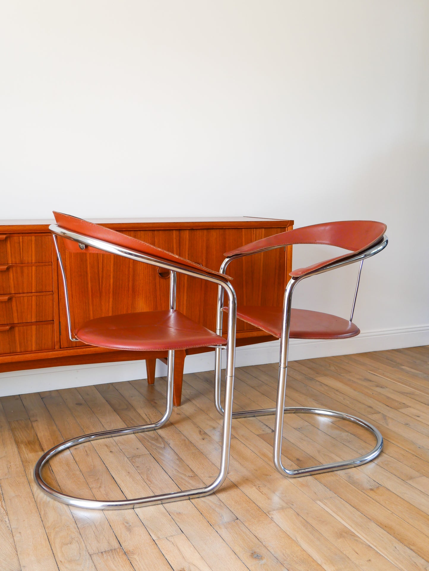 Paire de chaises en chrome et croute de cuir Marron, par Arrben modèle "Canasta", Made in Italy, Design, 1970