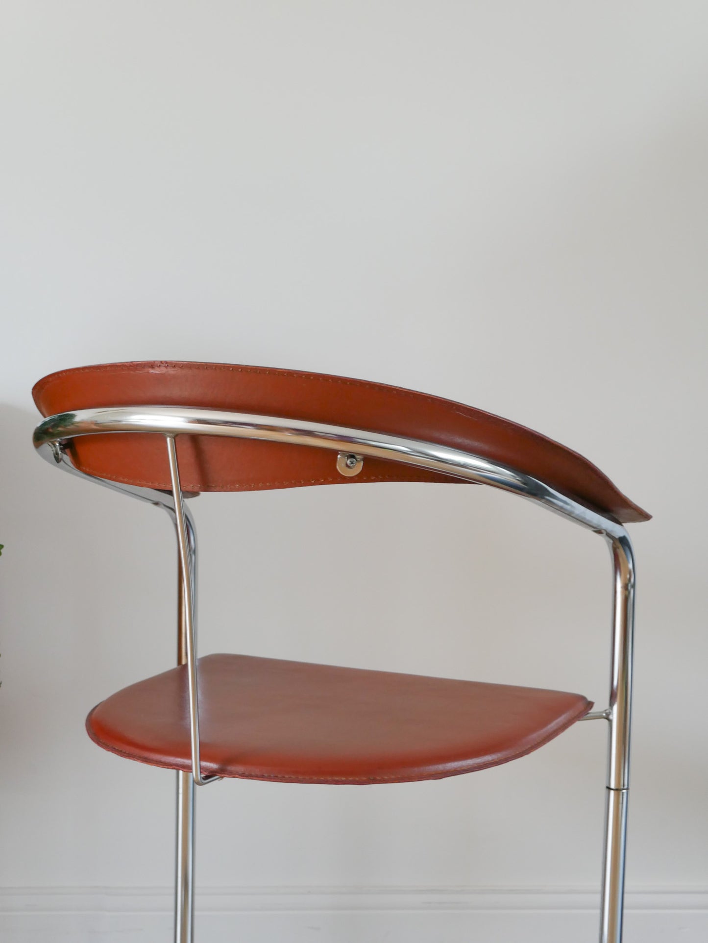 Ensemble de 4 chaises en chrome et croute de cuir Marron, par Arrben modèle "Canasta", Made in Italy, Design, 1970