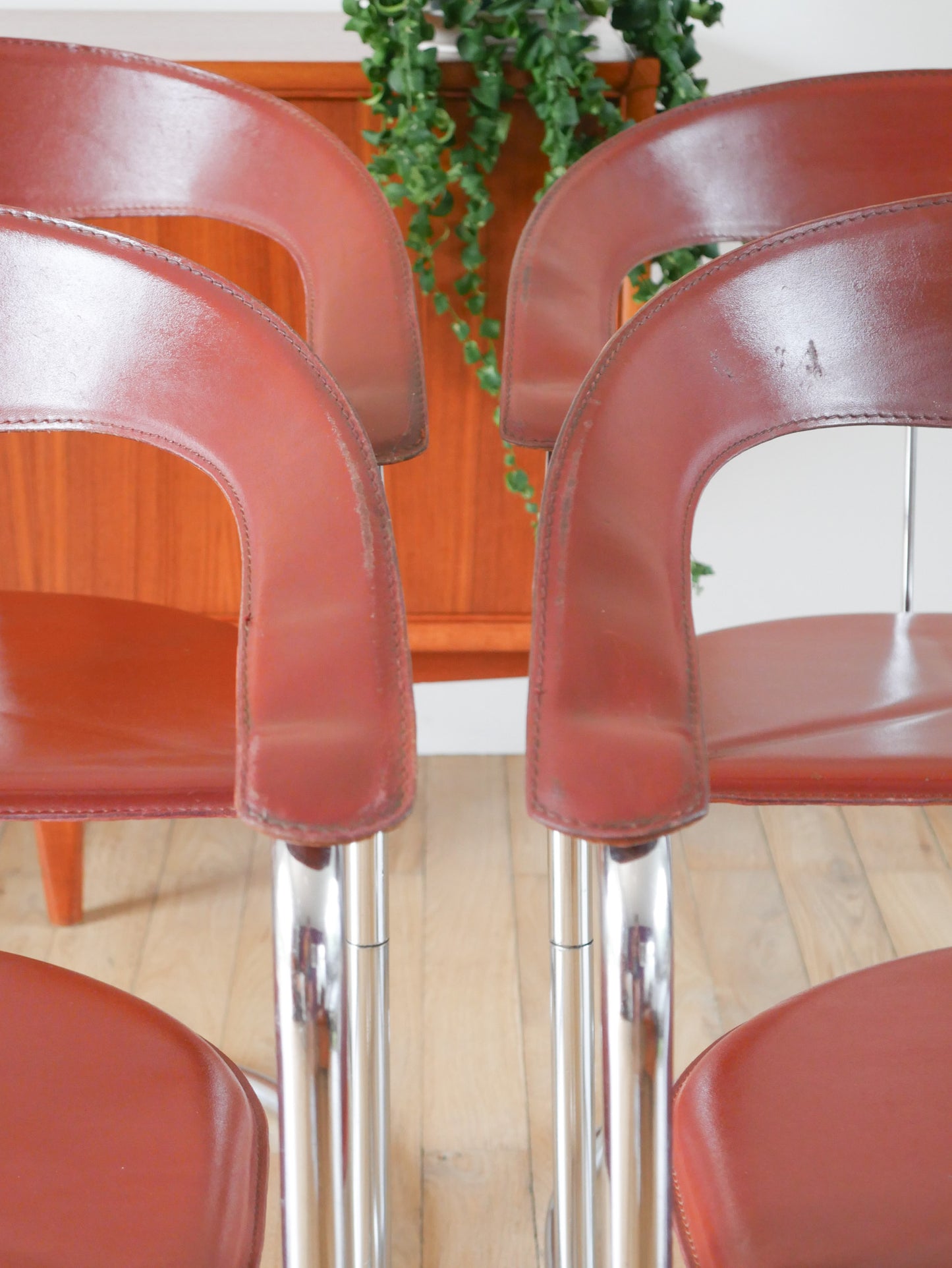 Ensemble de 4 chaises en chrome et croute de cuir Marron, par Arrben modèle "Canasta", Made in Italy, Design, 1970