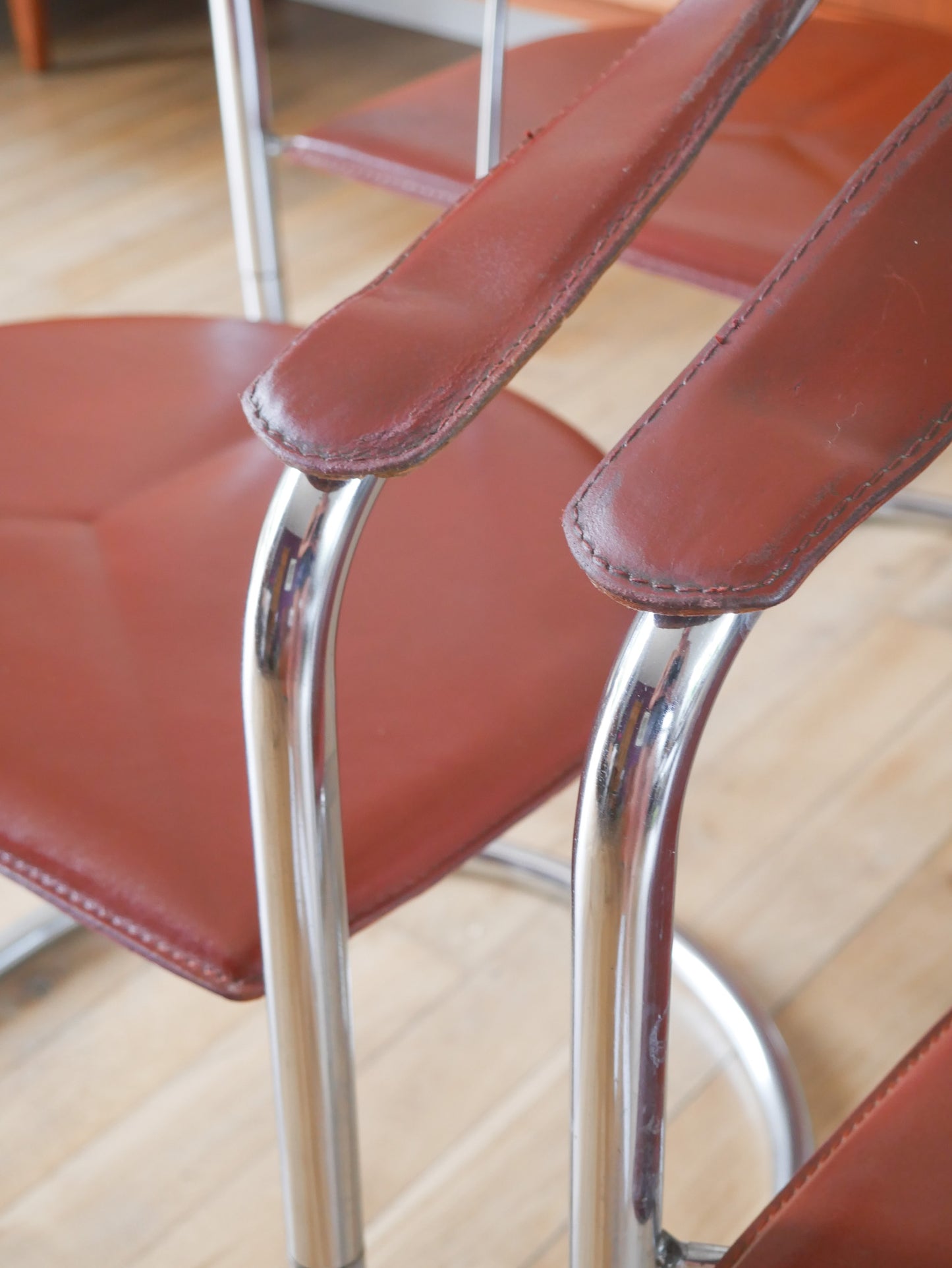 Ensemble de 4 chaises en chrome et croute de cuir Marron, par Arrben modèle "Canasta", Made in Italy, Design, 1970