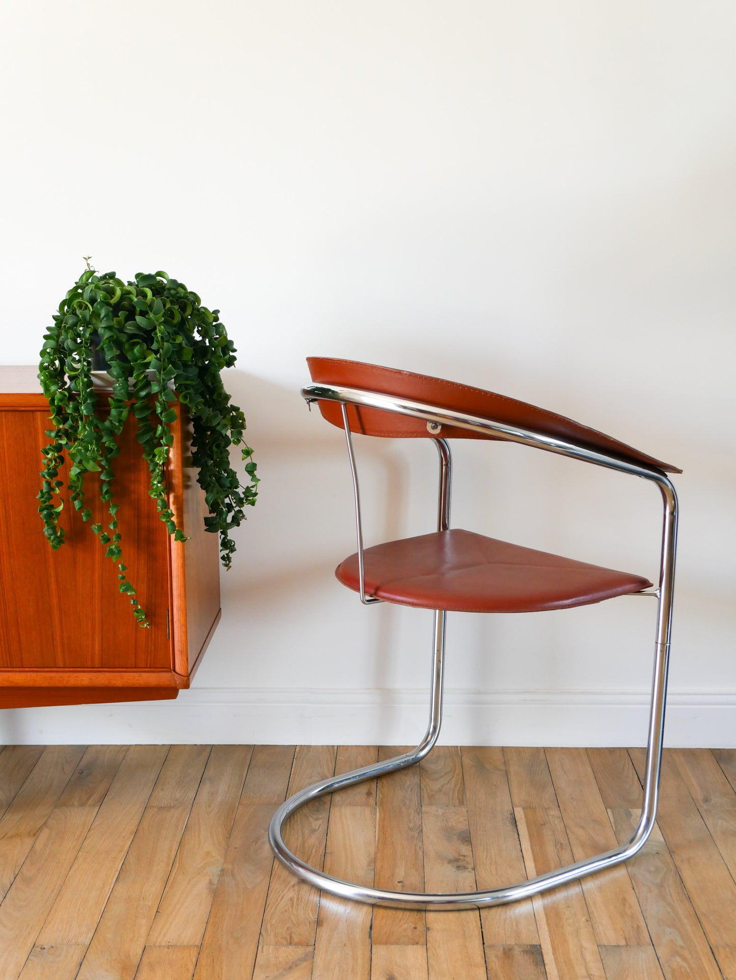 Ensemble de 4 chaises en chrome et croute de cuir Marron, par Arrben modèle "Canasta", Made in Italy, Design, 1970