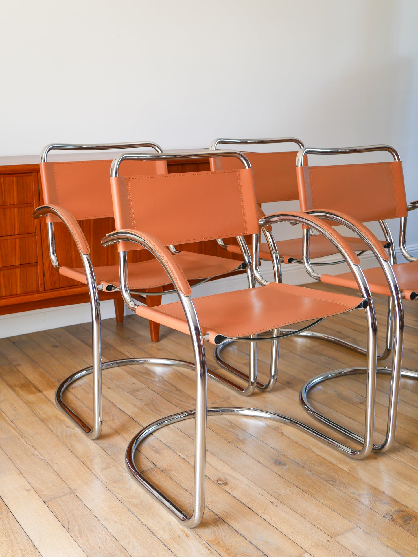 Ensemble de 4 fauteuils tubulaires en croute de cuir Cantilever chrome et Cognac, dans le goût de Mart Stam & Marcel Breuer S34, 1970