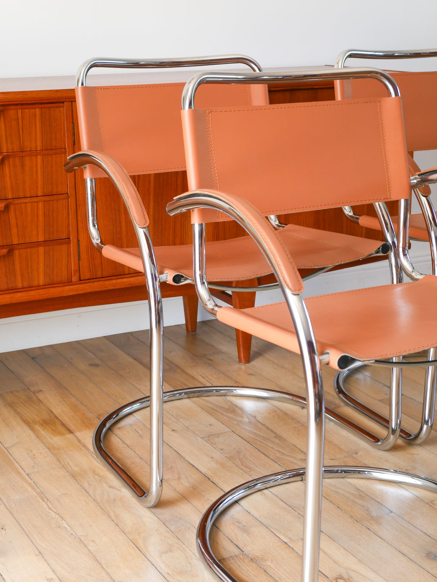 Ensemble de 4 fauteuils tubulaires en croute de cuir Cantilever chrome et Cognac, dans le goût de Mart Stam & Marcel Breuer S34, 1970