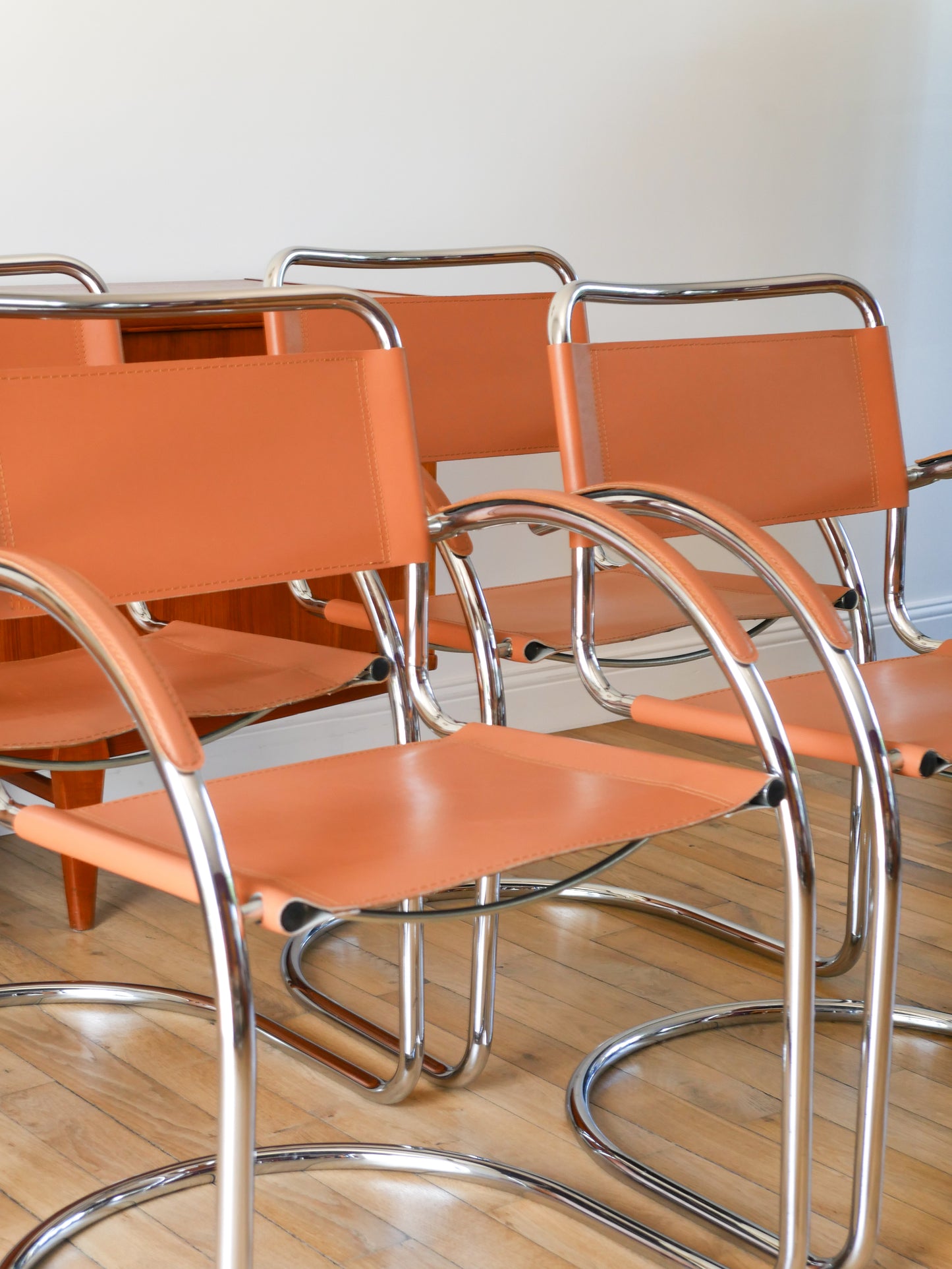 Ensemble de 4 fauteuils tubulaires en croute de cuir Cantilever chrome et Cognac, dans le goût de Mart Stam & Marcel Breuer S34, 1970