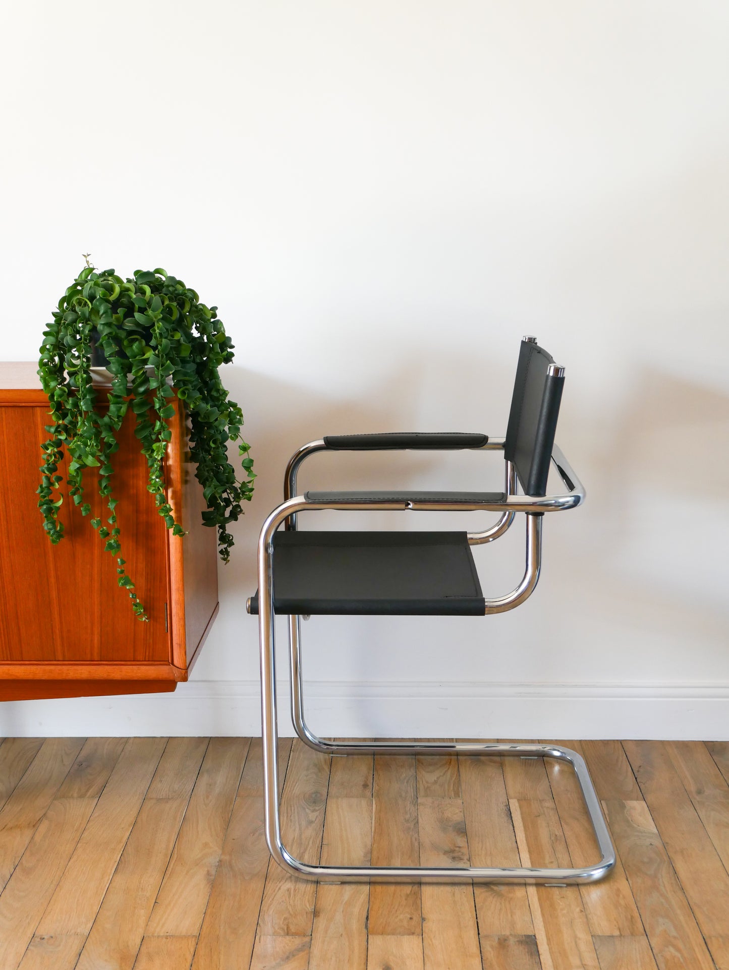 Ensemble de 4 fauteuils tubulaires en croute de cuir Cantilever chrome et Noir, dans le goût de Mart Stam & Marcel Breuer S34, 1970