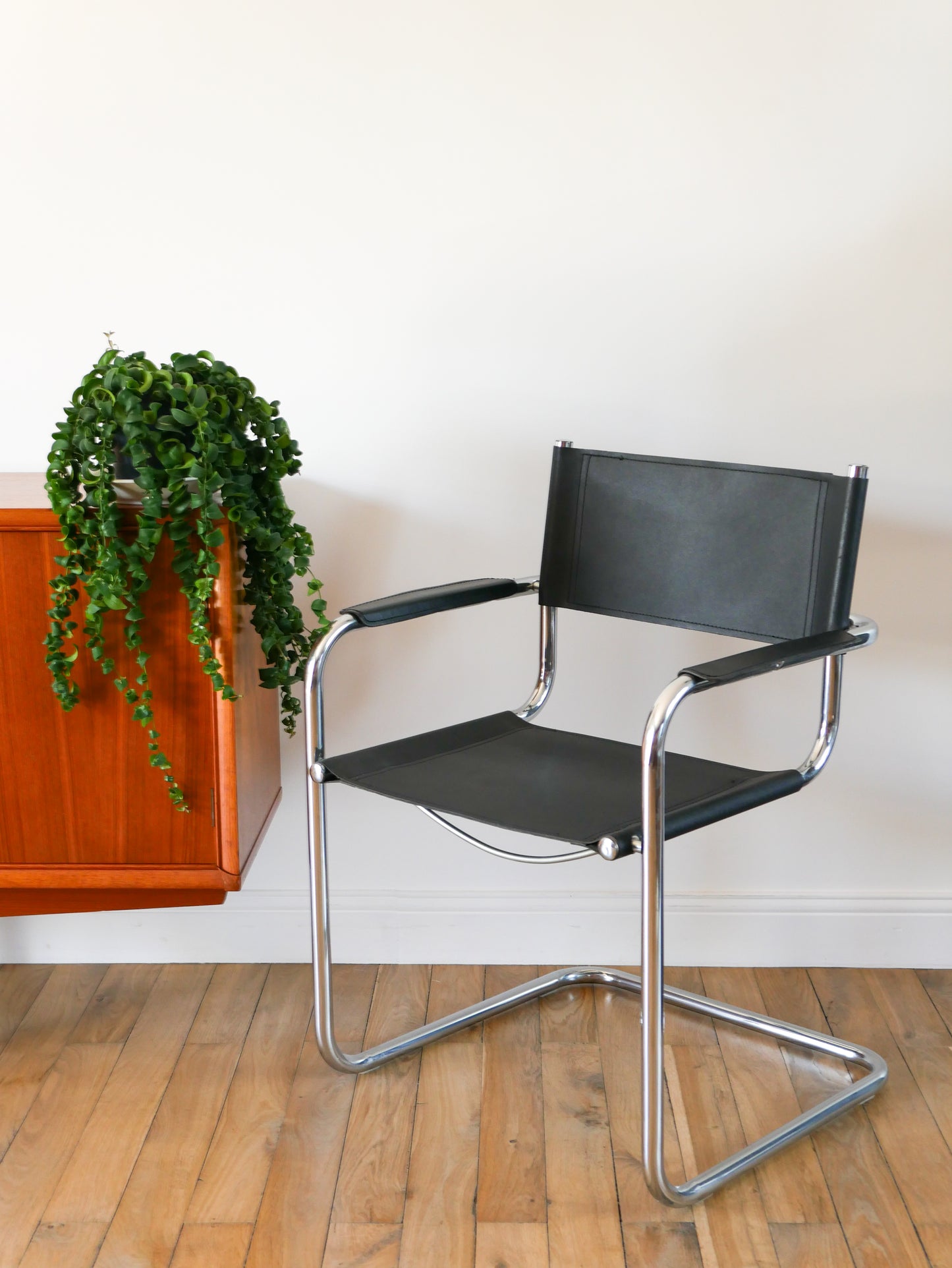 Ensemble de 4 fauteuils tubulaires en croute de cuir Cantilever chrome et Noir, dans le goût de Mart Stam & Marcel Breuer S34, 1970