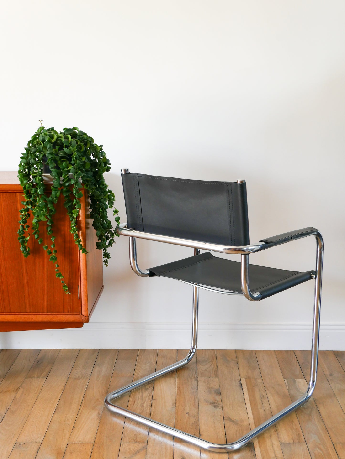 Ensemble de 4 fauteuils tubulaires en croute de cuir Cantilever chrome et Noir, dans le goût de Mart Stam & Marcel Breuer S34, 1970