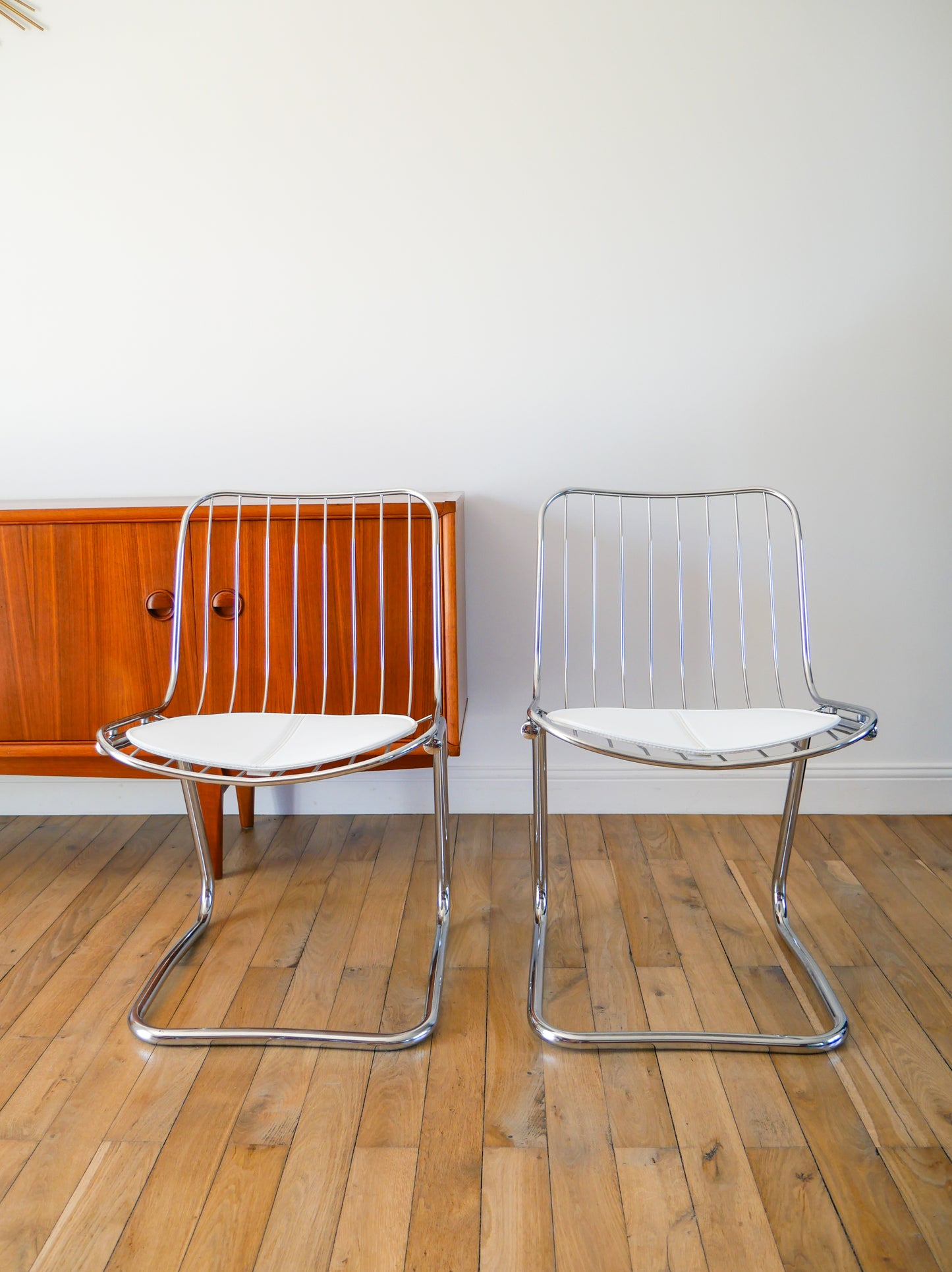 Paire de chaises filaires en chrome, avec galettes en simili Cuir Blanc, Design, Gastone Rinaldi, 1970 1970