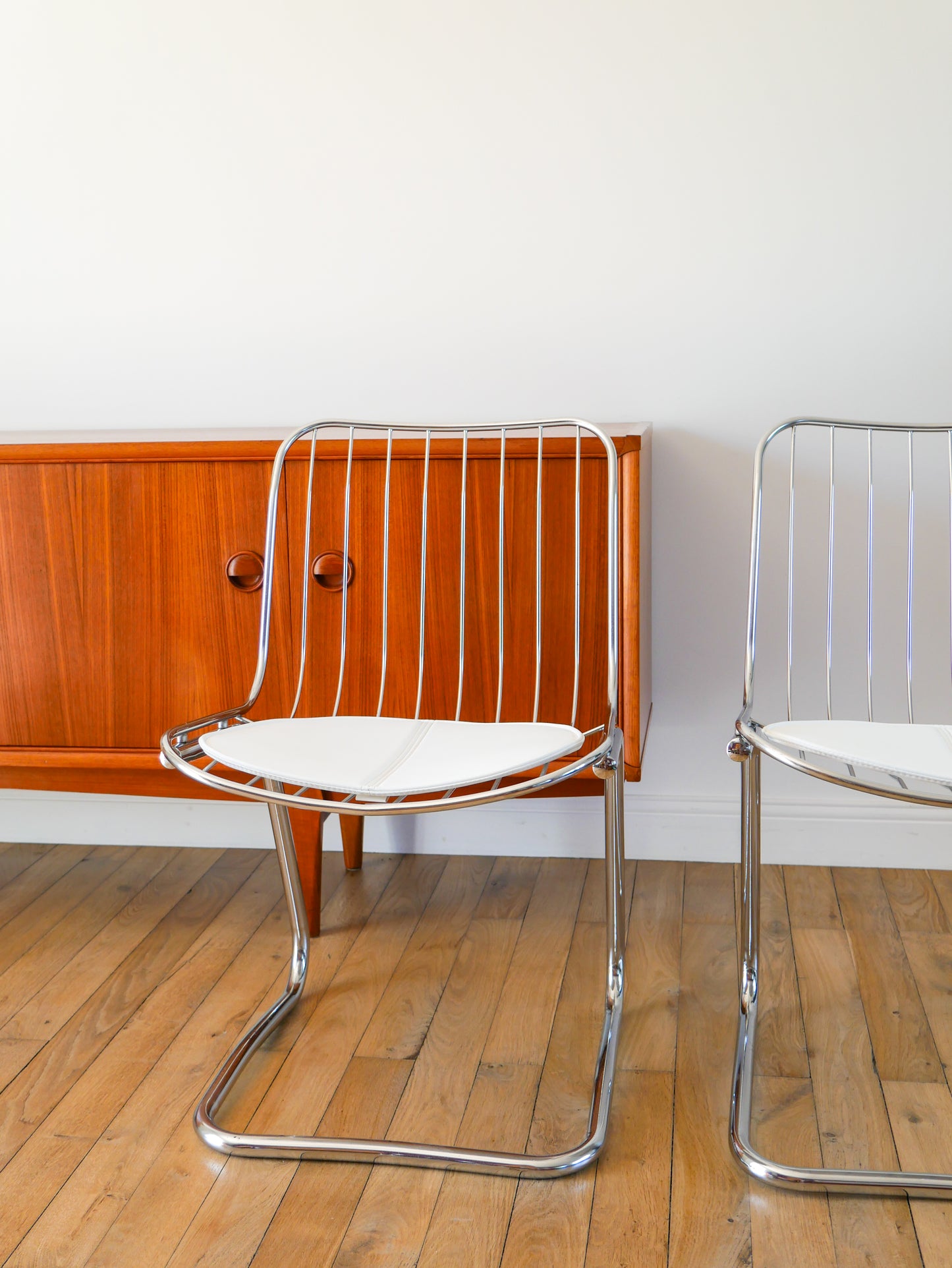 Paire de chaises filaires en chrome, avec galettes en simili Cuir Blanc, Design, Gastone Rinaldi, 1970 1970